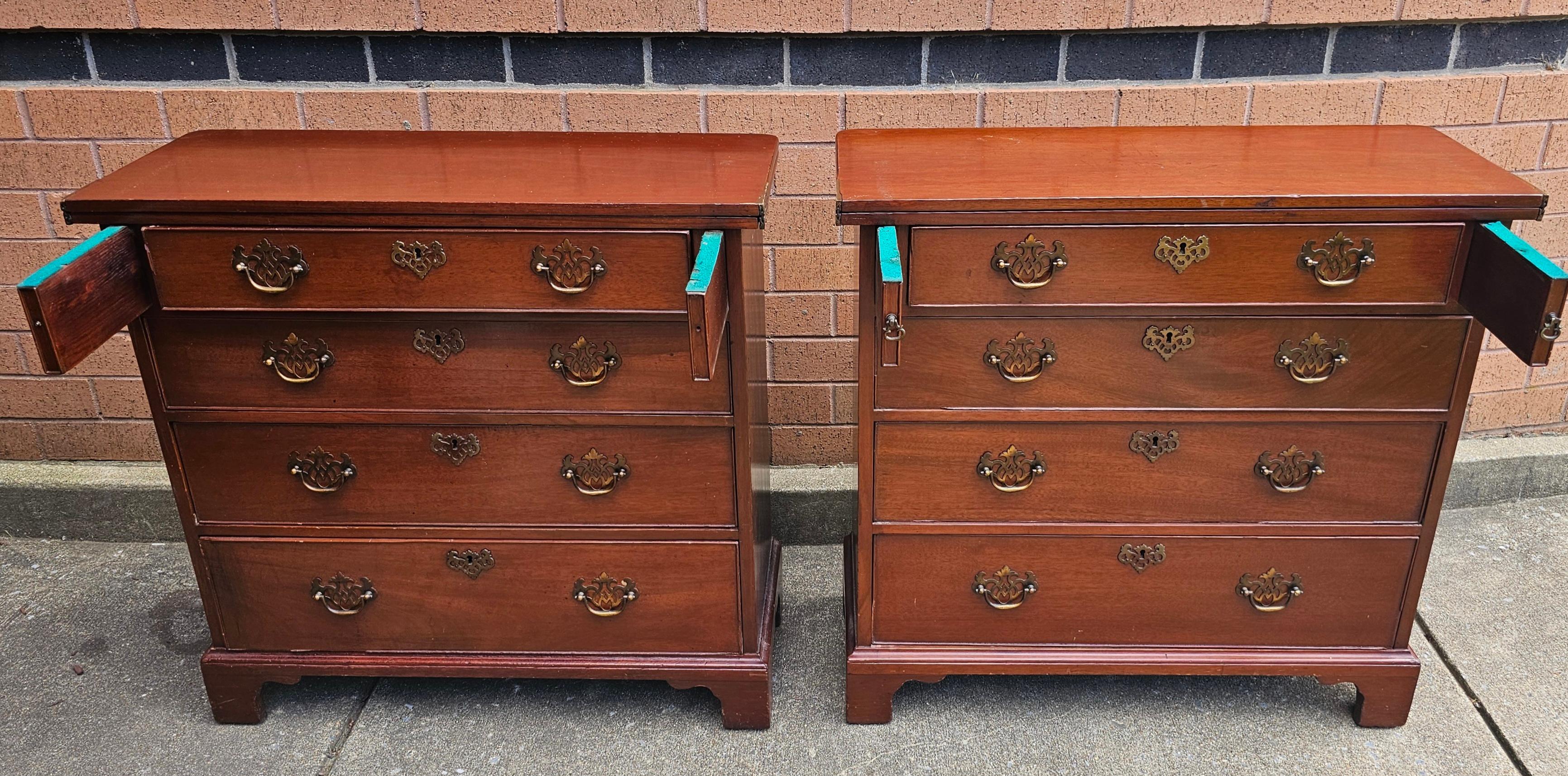 Bachelor's Secretary Chest aus Mahagoni im Manor House-Stil des frühen 20. Jahrhunderts, Paar im Zustand „Gut“ im Angebot in Germantown, MD