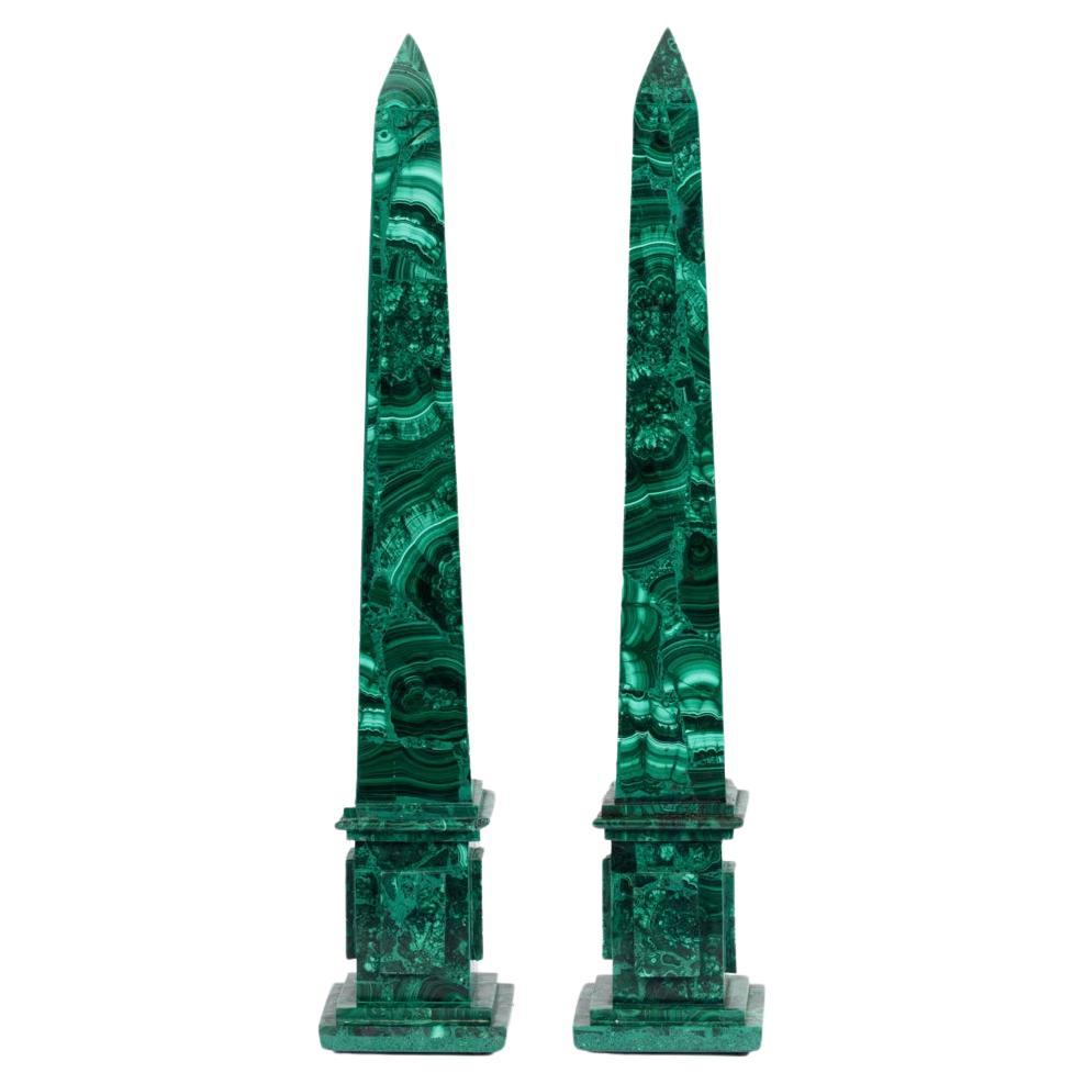 Paar grüne Malachit-Obelisken im neoklassischen Stil des frühen 20. Jahrhunderts
