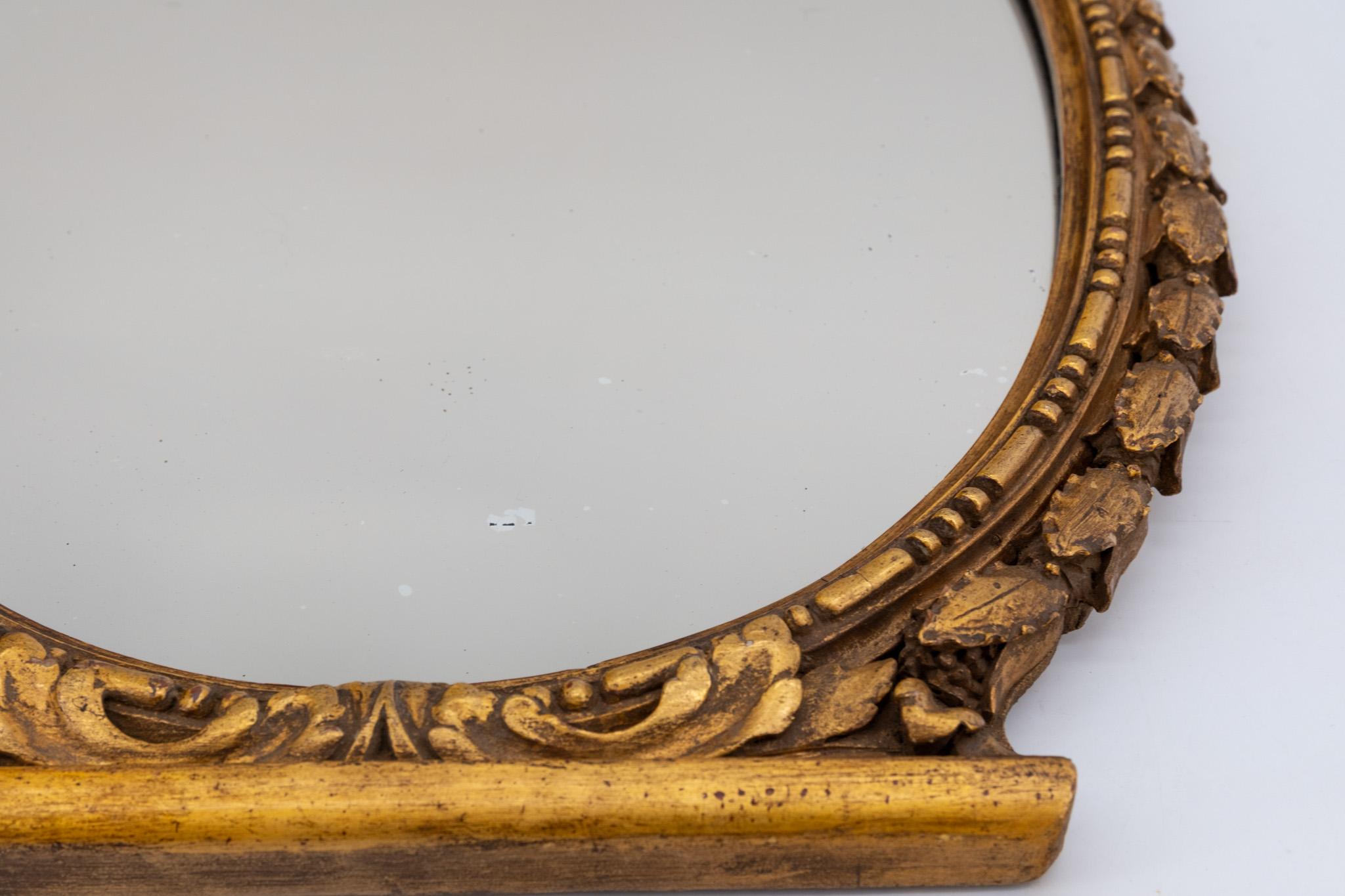 Pareja de pequeños espejos de pared ovalados de composición dorada de principios del siglo XX en venta 4