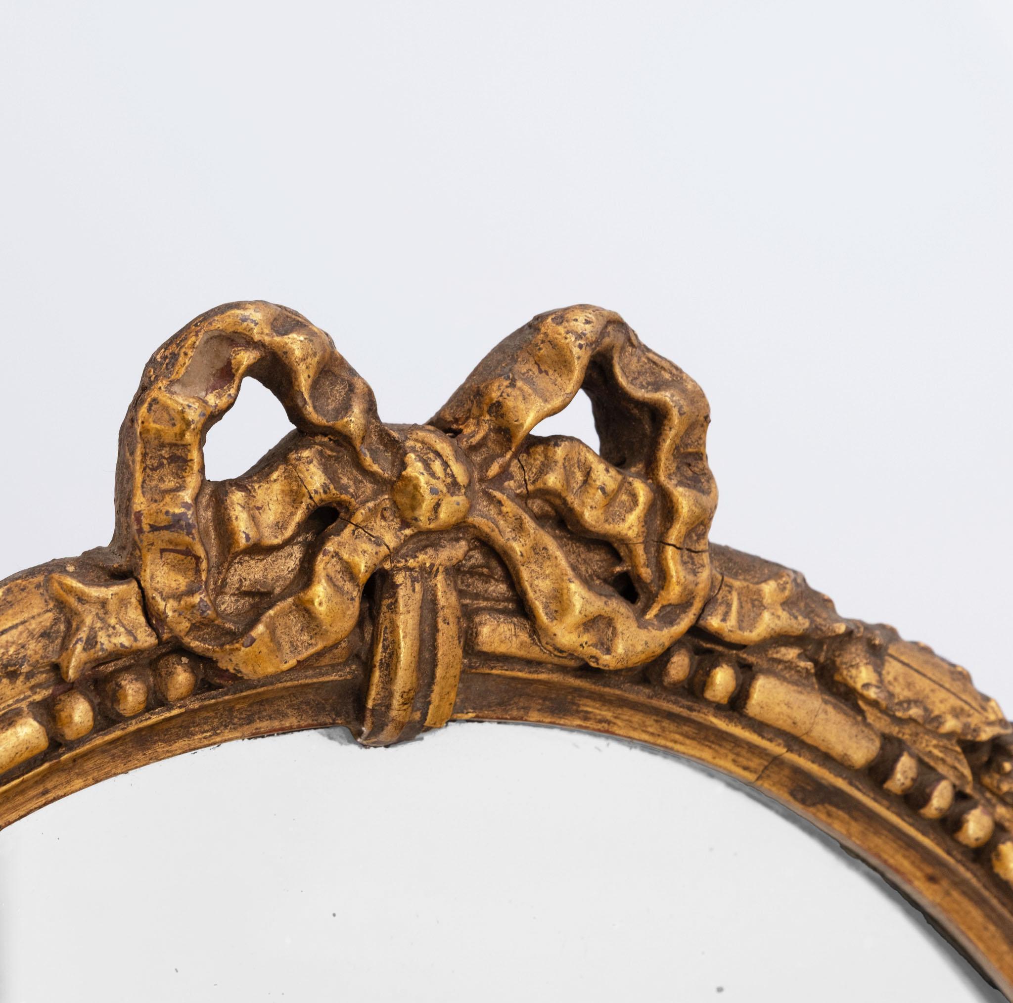 Pareja de pequeños espejos de pared ovalados de composición dorada de principios del siglo XX en venta 5