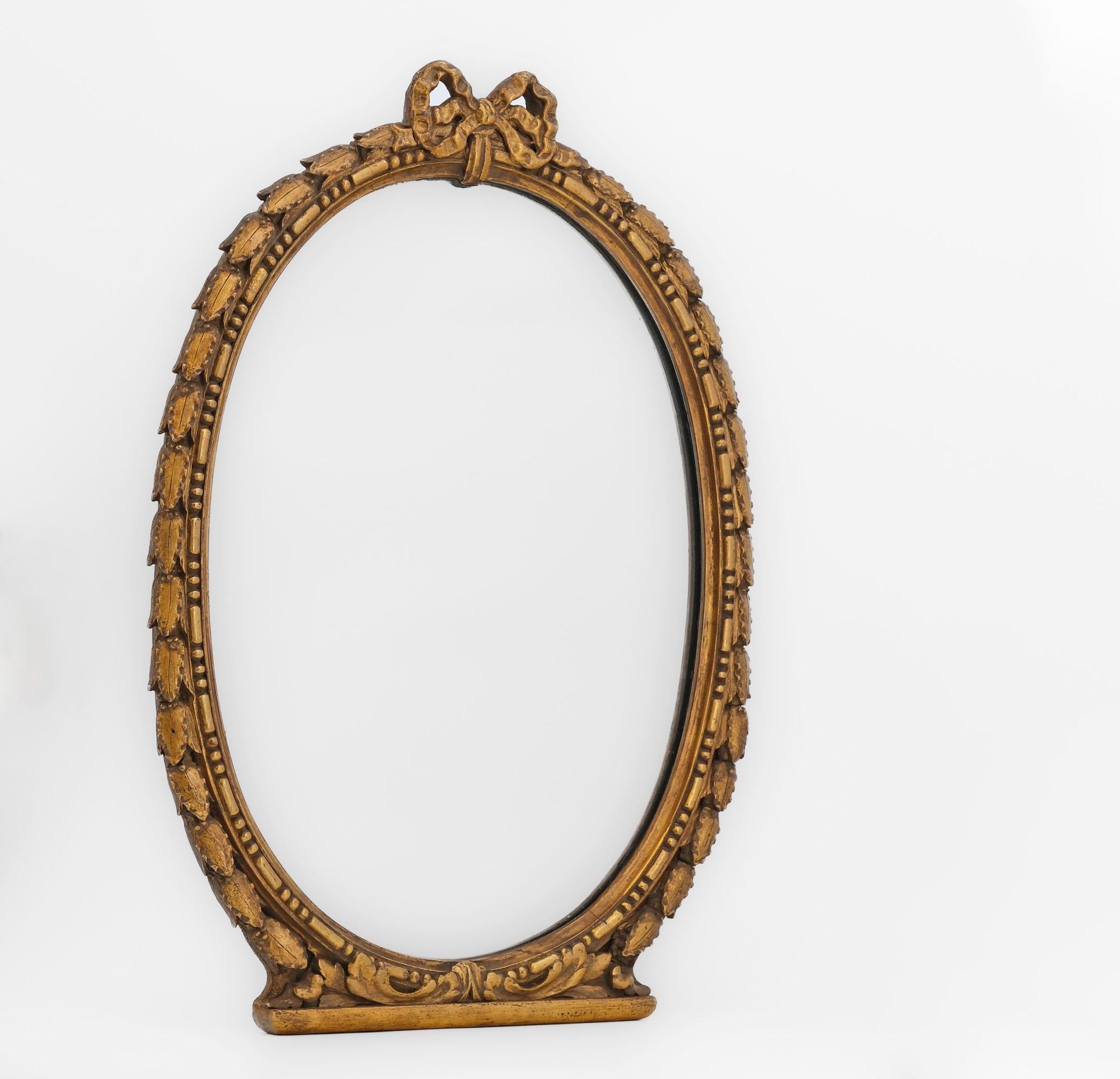 Pareja de pequeños espejos de pared ovalados de composición dorada de principios del siglo XX Renacimiento neoclásico en venta