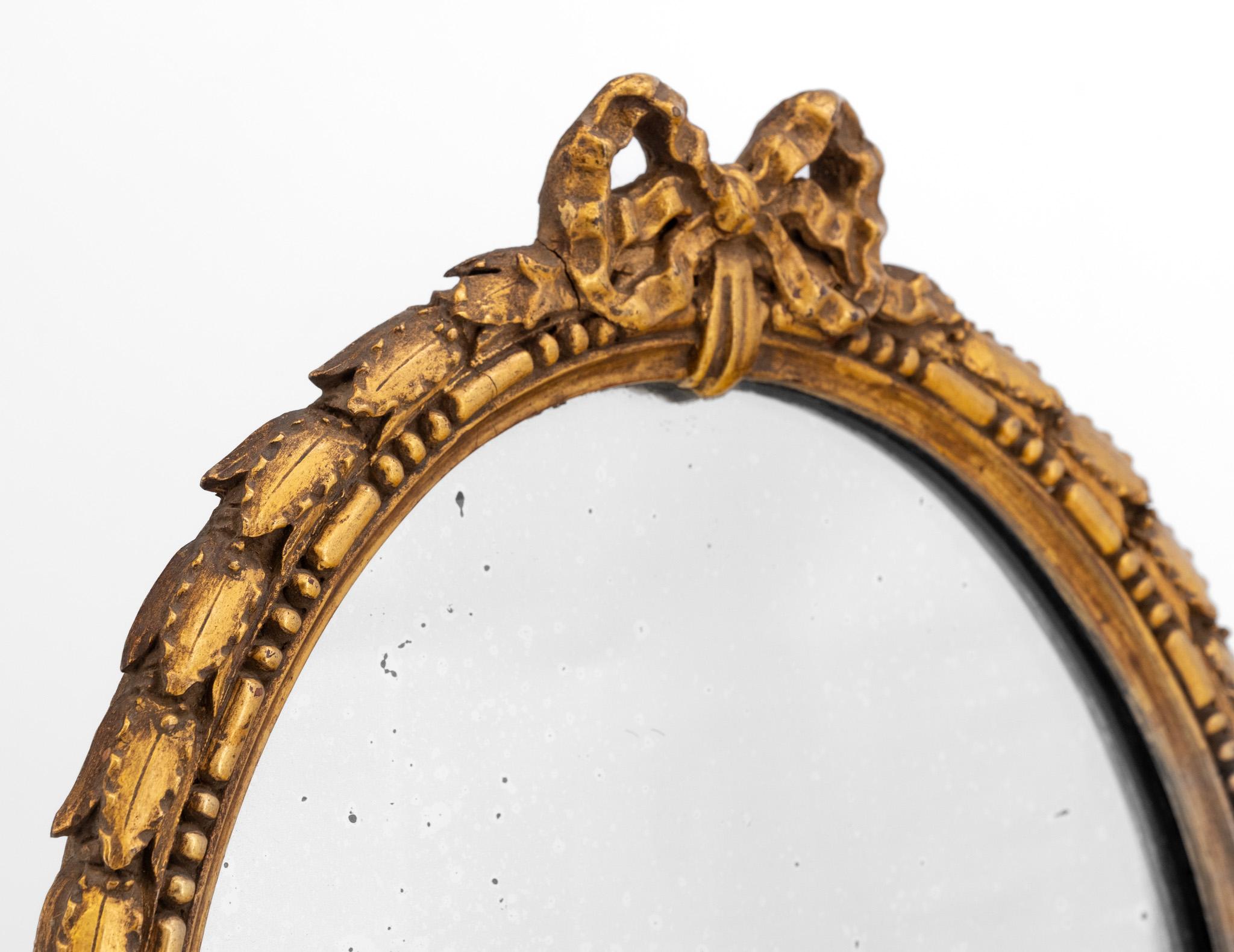 Pareja de pequeños espejos de pared ovalados de composición dorada de principios del siglo XX Francés en venta