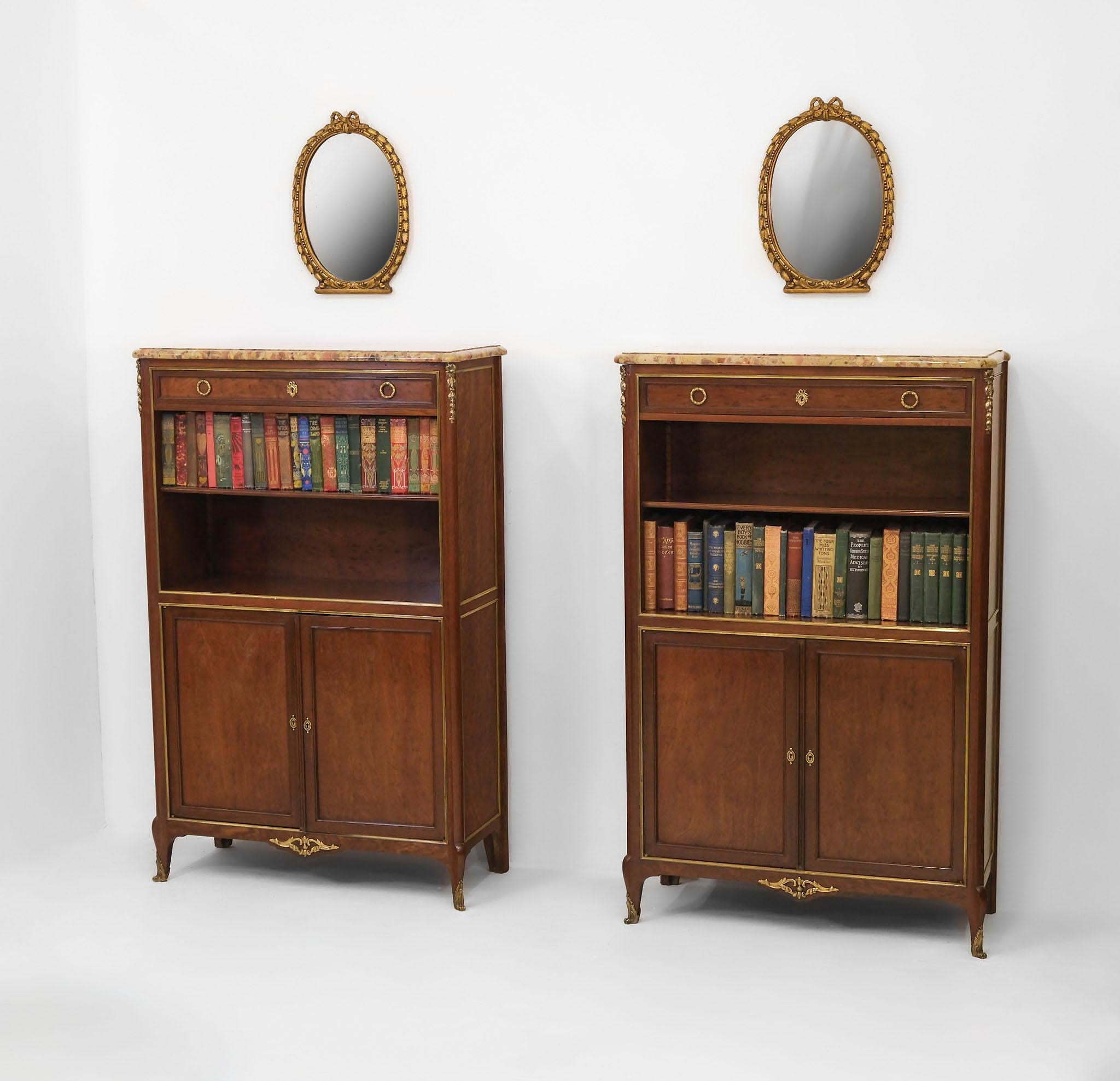 Pareja de pequeños espejos de pared ovalados de composición dorada de principios del siglo XX Vidrio en venta
