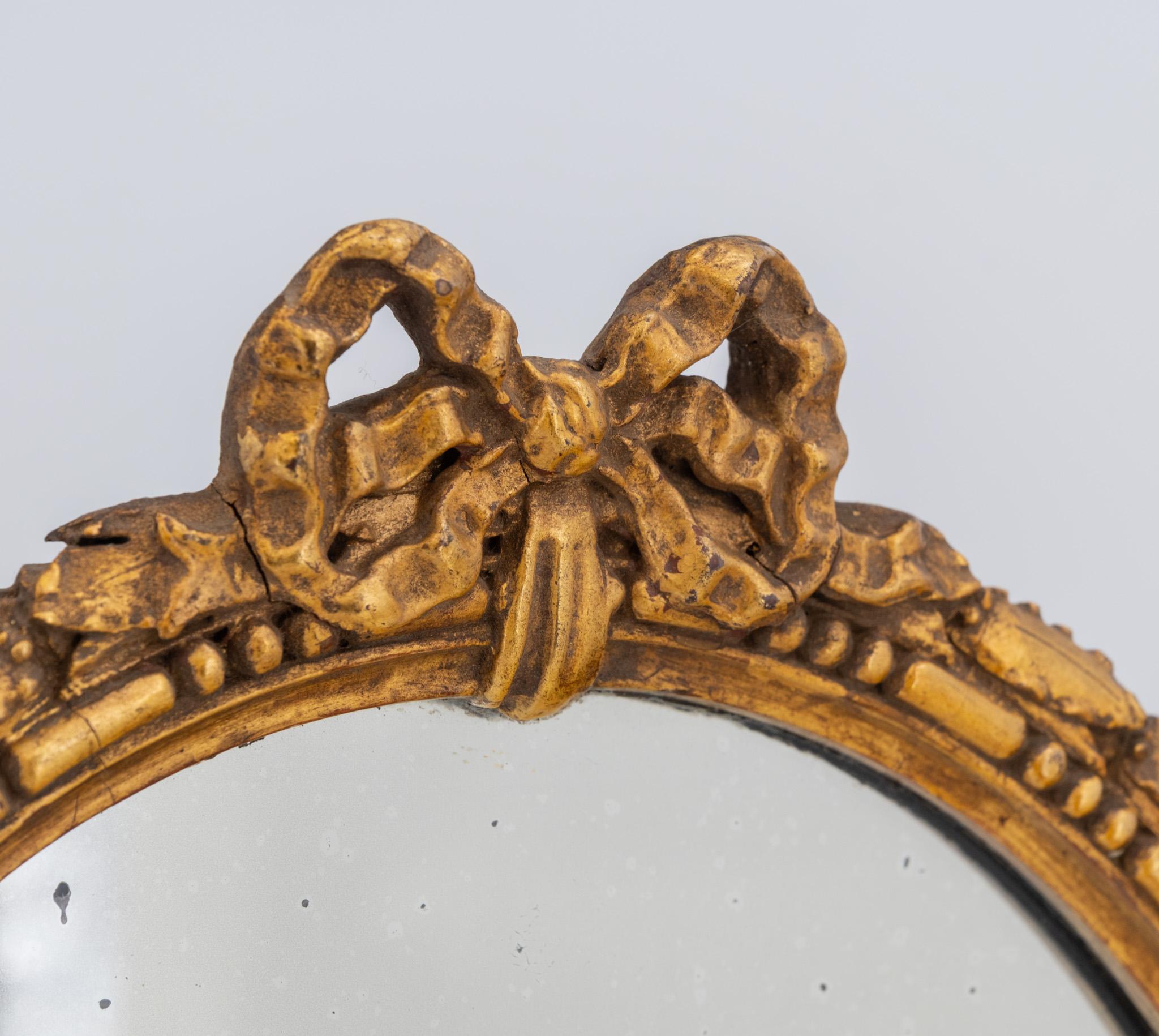 Pareja de pequeños espejos de pared ovalados de composición dorada de principios del siglo XX en venta 1