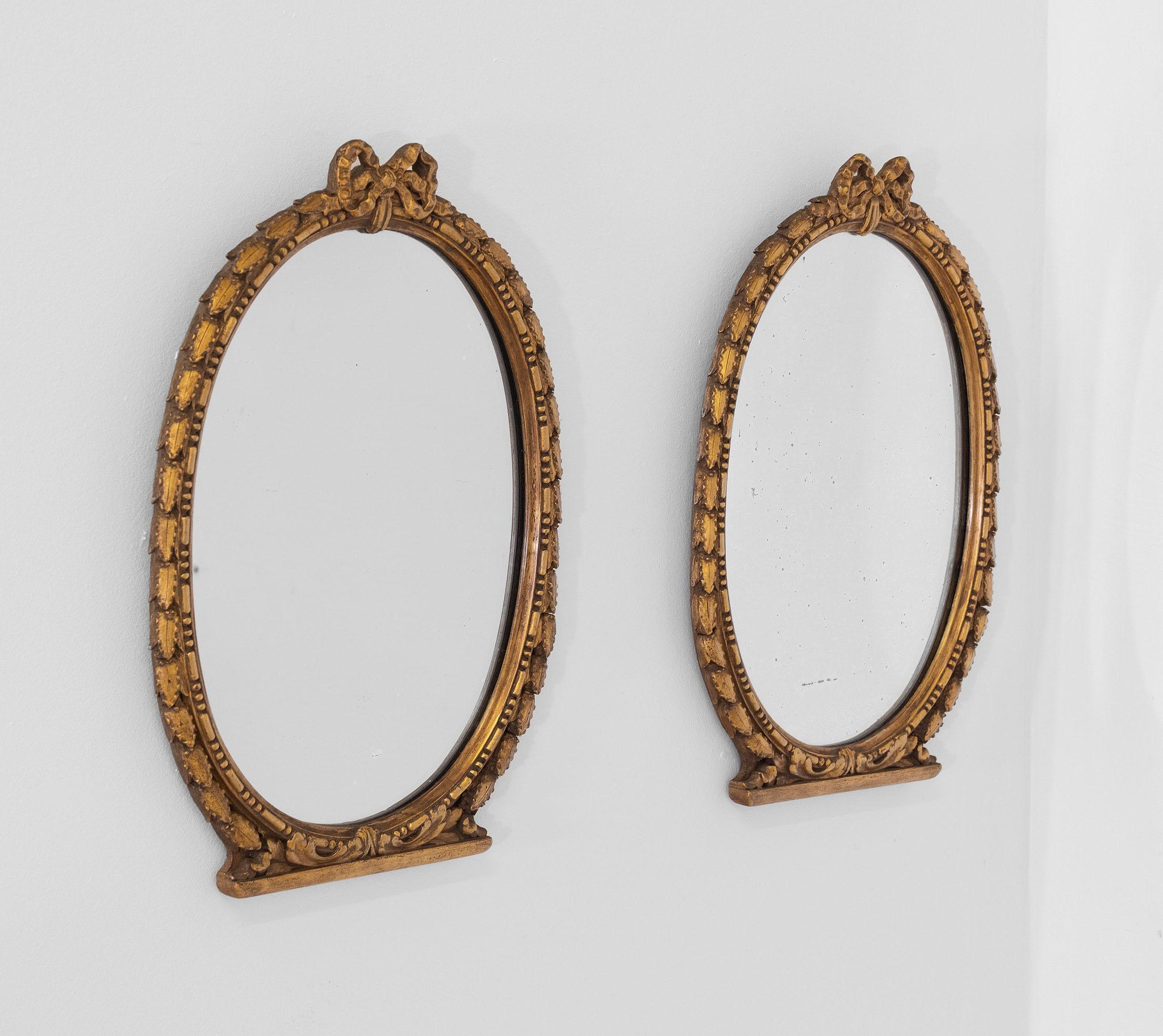Pareja de pequeños espejos de pared ovalados de composición dorada de principios del siglo XX en venta 3