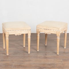 Paar schwedische Kieferhocker des frühen 20. Jahrhunderts mit geschnitzten Eiern und Abnähern