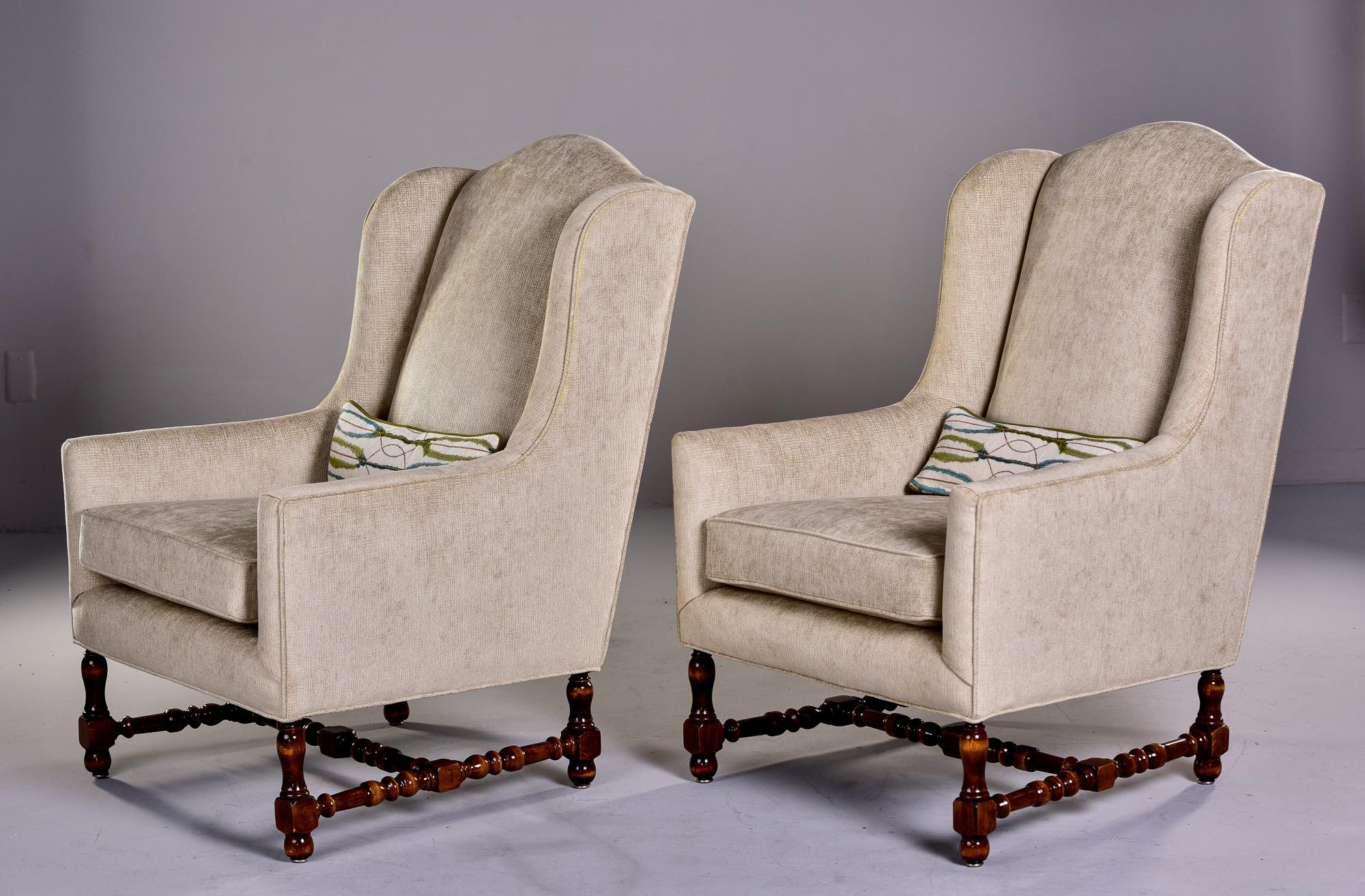 Paar hohe französische Sessel des frühen 20. Jahrhunderts mit gedrechselten Holzrahmen und Neuauflage im Angebot 9
