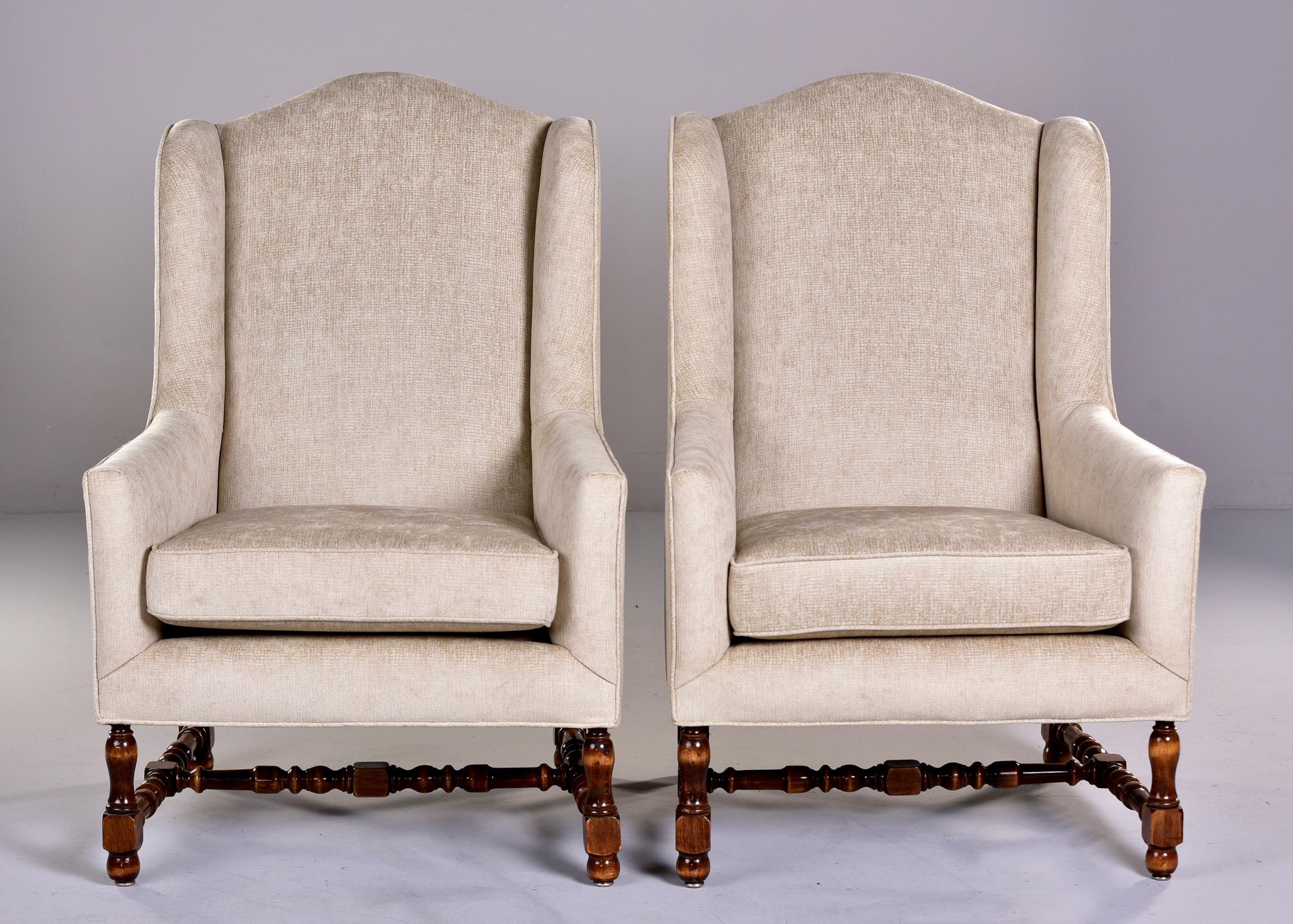Paar hohe französische Sessel des frühen 20. Jahrhunderts mit gedrechselten Holzrahmen und Neuauflage (Französisch) im Angebot