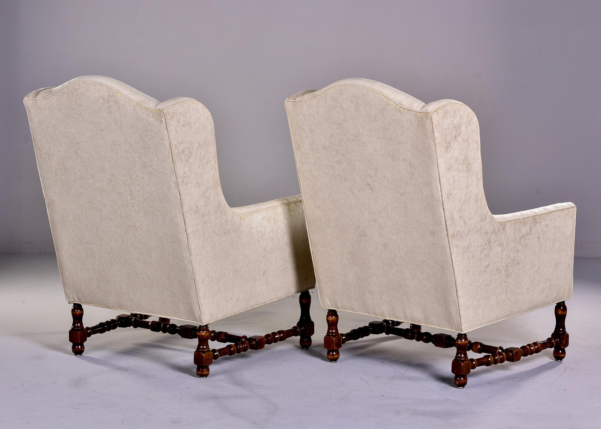 Paar hohe französische Sessel des frühen 20. Jahrhunderts mit gedrechselten Holzrahmen und Neuauflage im Angebot 2