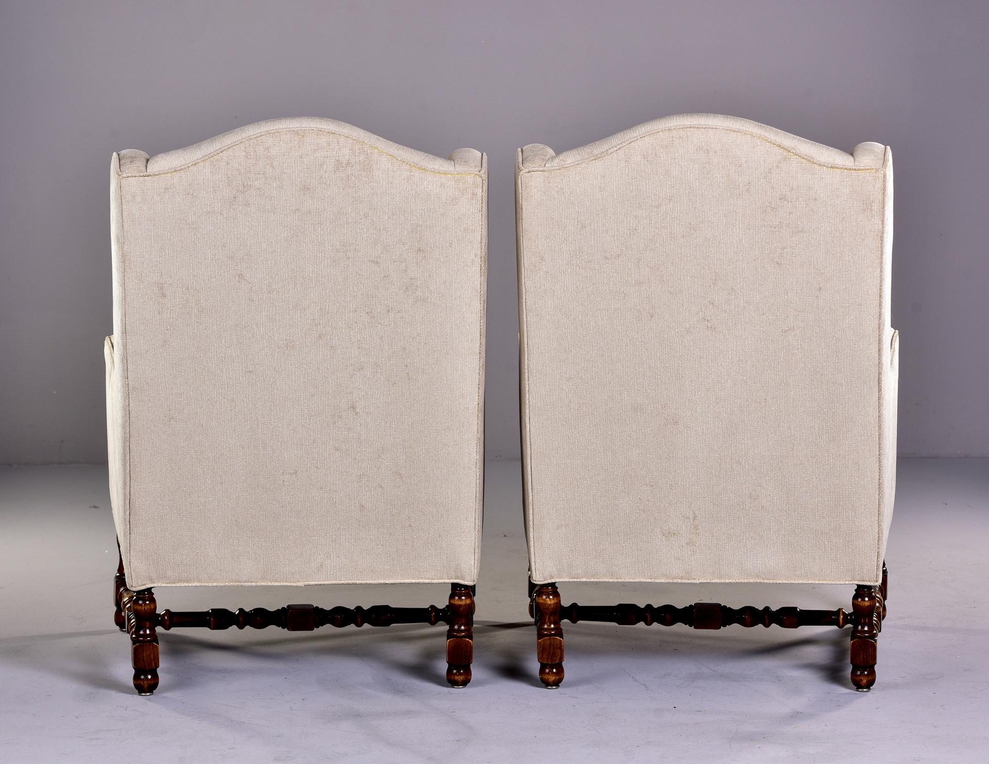 Paar hohe französische Sessel des frühen 20. Jahrhunderts mit gedrechselten Holzrahmen und Neuauflage im Angebot 3