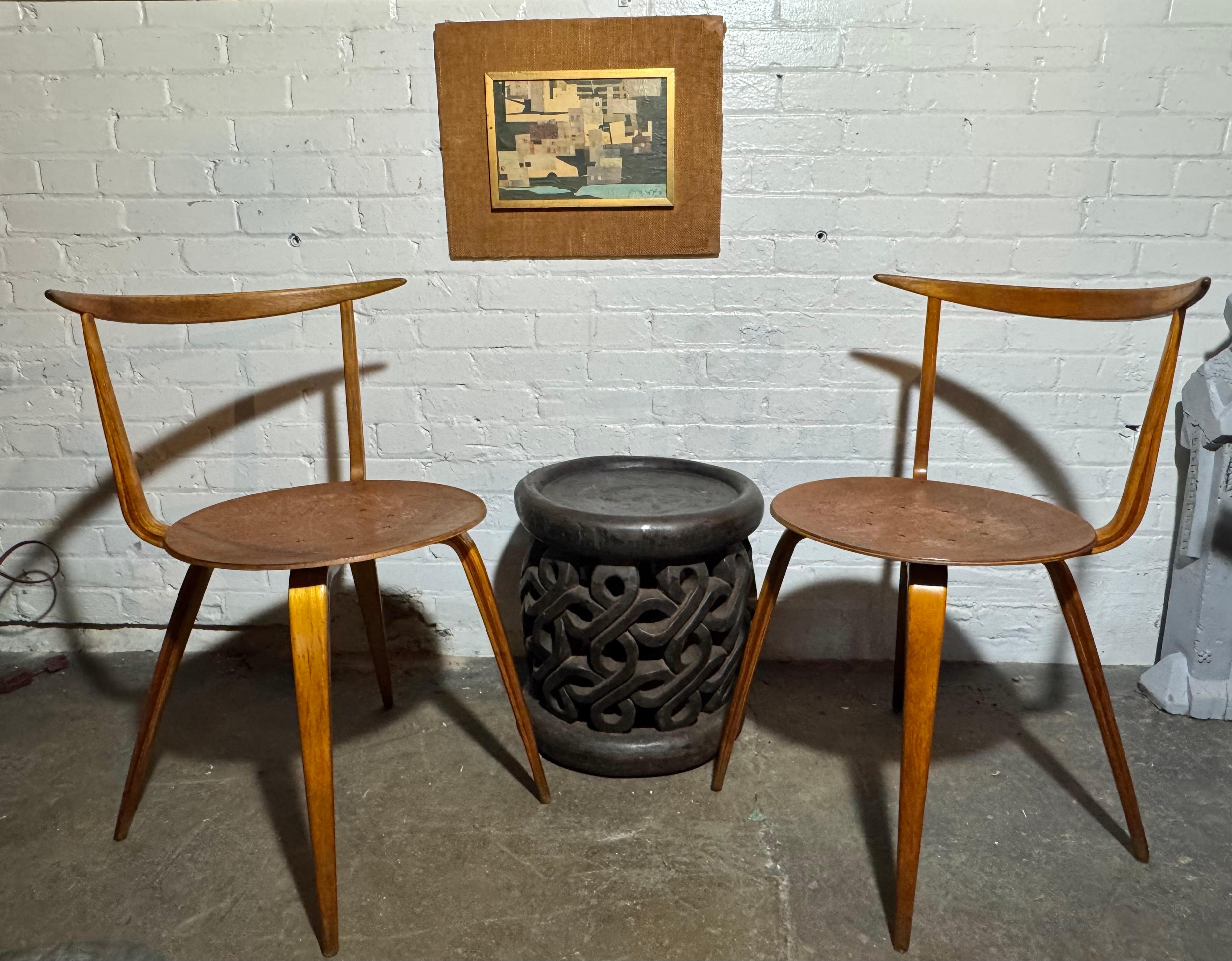 Coppia abbinata di sedie Pretzel sIDE disegnate da George Nelson, c. 1952,,, GRANDI ESEMPI, entrambe le sedie conservano la loro finitura/patina originale,,,,Icone Design. Le sedie sono sempre più difficili da trovare... Ottime condizioni originali,