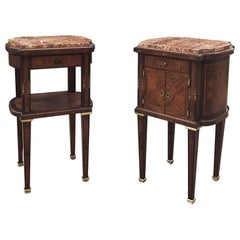 Paire de tables de nuit en bois de rose incrusté de style Louis XVI du début de la période Art Déco avec fermoir à jaspe