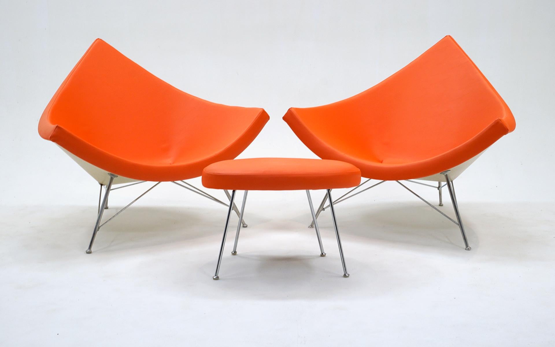 Coppia di sedie Coconut e ottomana singola completamente e sapientemente restaurate, disegnate dallo studio George Nelson nel 1956 per Herman Miller.  Si tratta della seconda generazione, mai riprodotta, degli anni '60, caratterizzata da una