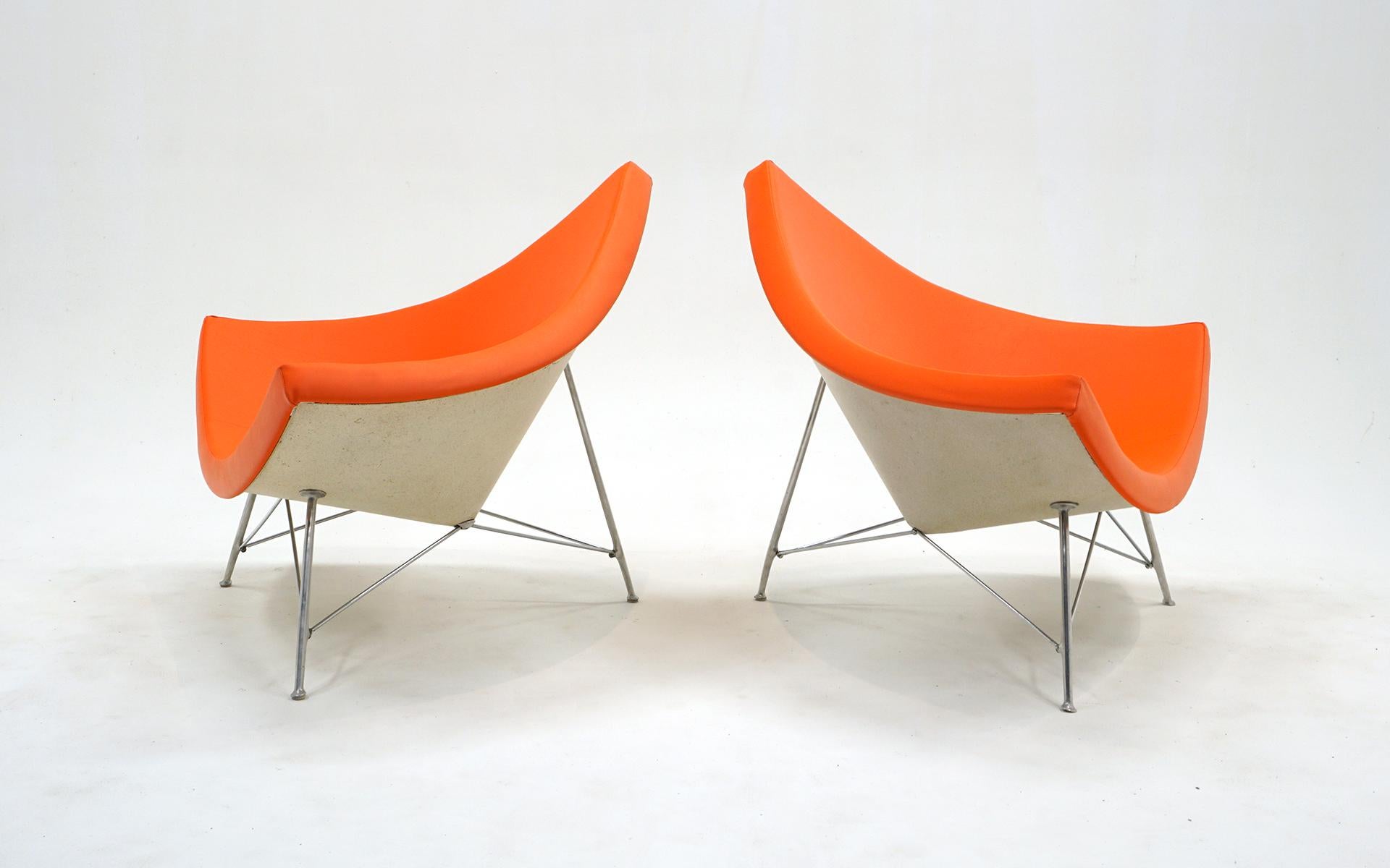 Coppia di sedie in cocco e ottomane di George Nelson per Herman Miller. Ripristinato In condizioni buone in vendita a Kansas City, MO