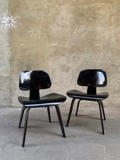 Paire de chaises de salle à manger DCW en noir par Charles & Ray Eames, Herman Miller 1950s