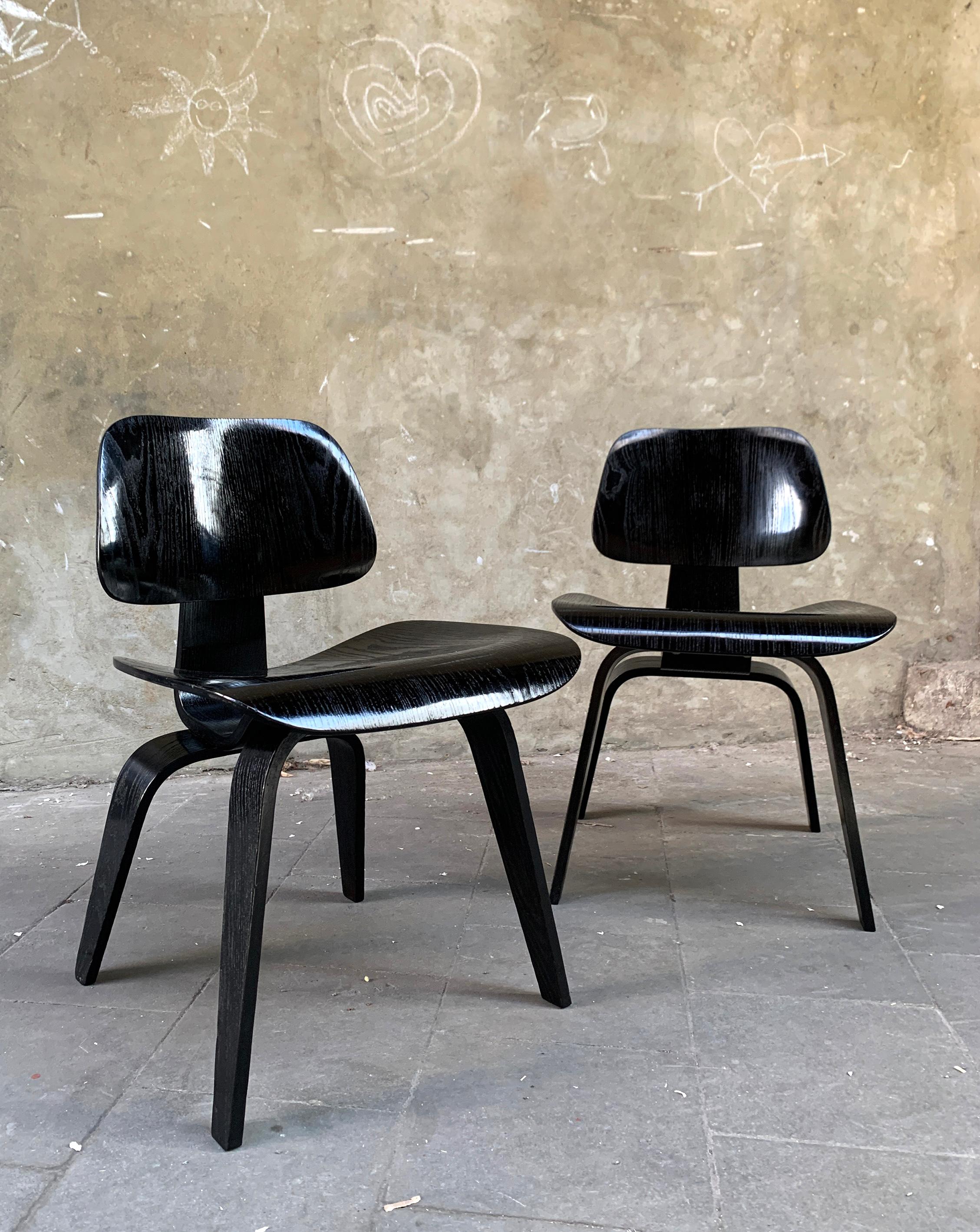 Mid-Century Modern Paire de chaises de salle à manger DCW en noir par Charles & Ray Eames, Herman Miller 1950s en vente