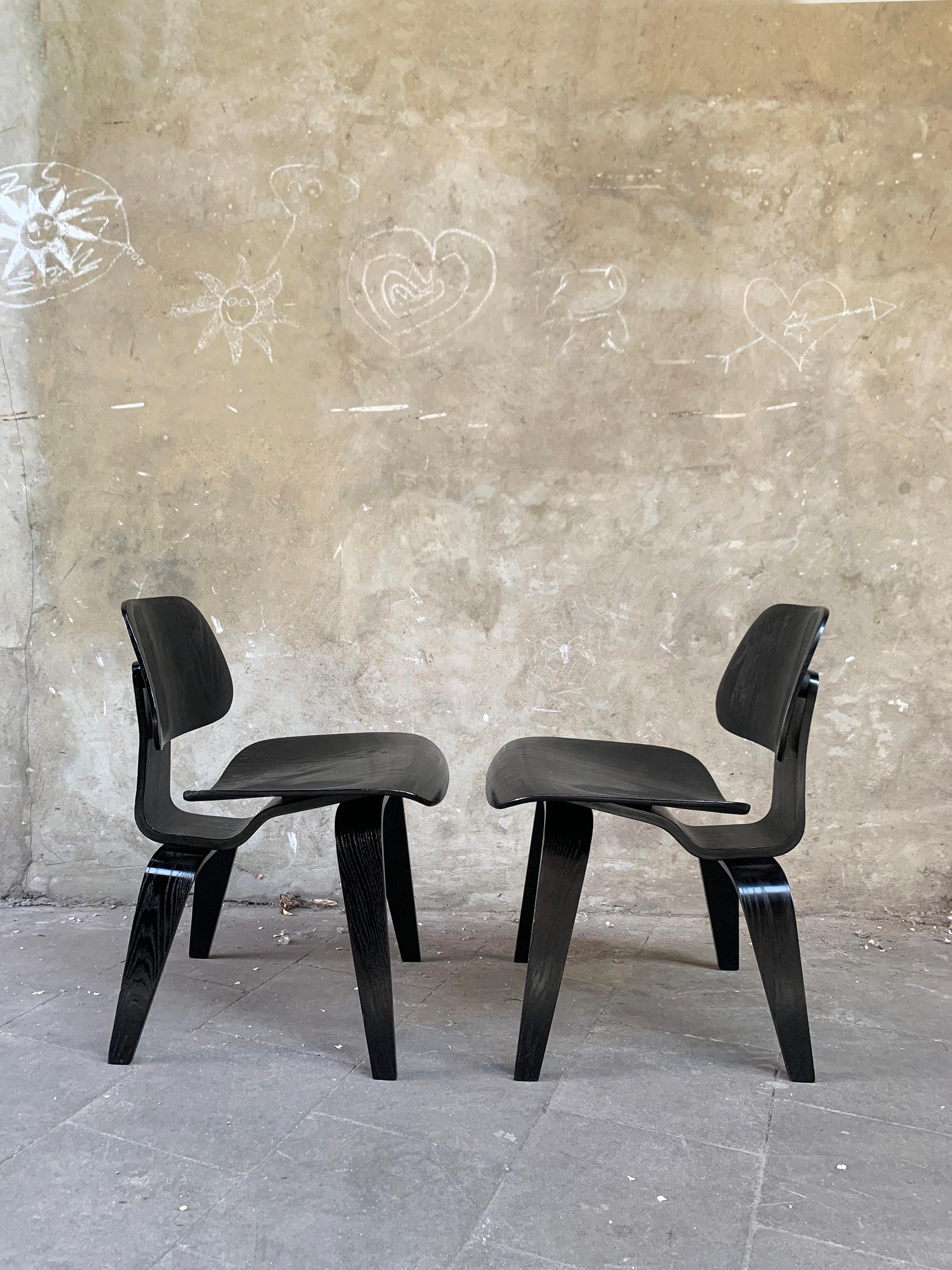 Mid-Century Modern Pair early DCW Dining Chair in black by Charles & Ray Eames, Herman Miller 1950s For Sale