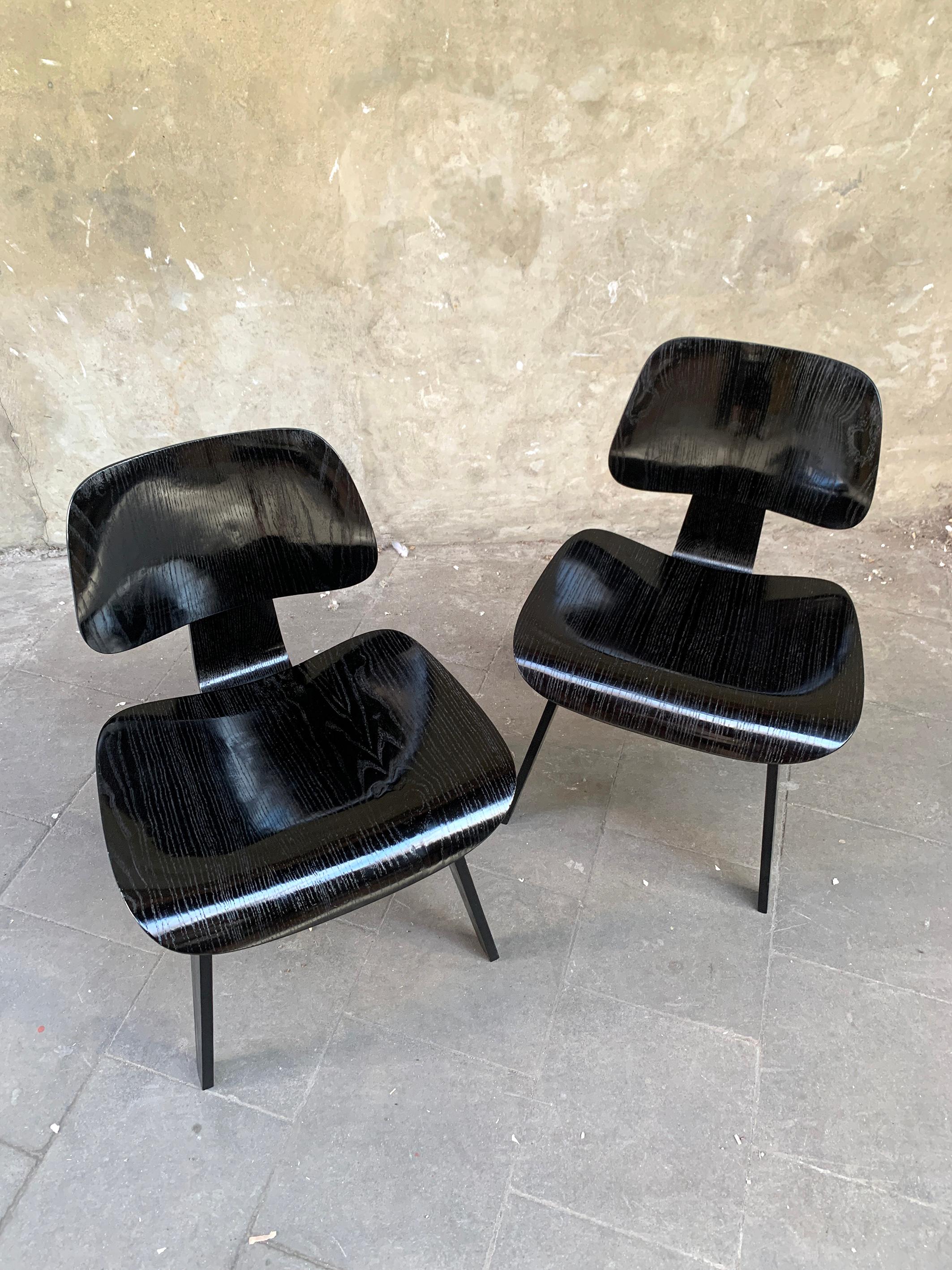 20ième siècle Paire de chaises de salle à manger DCW en noir par Charles & Ray Eames, Herman Miller 1950s en vente