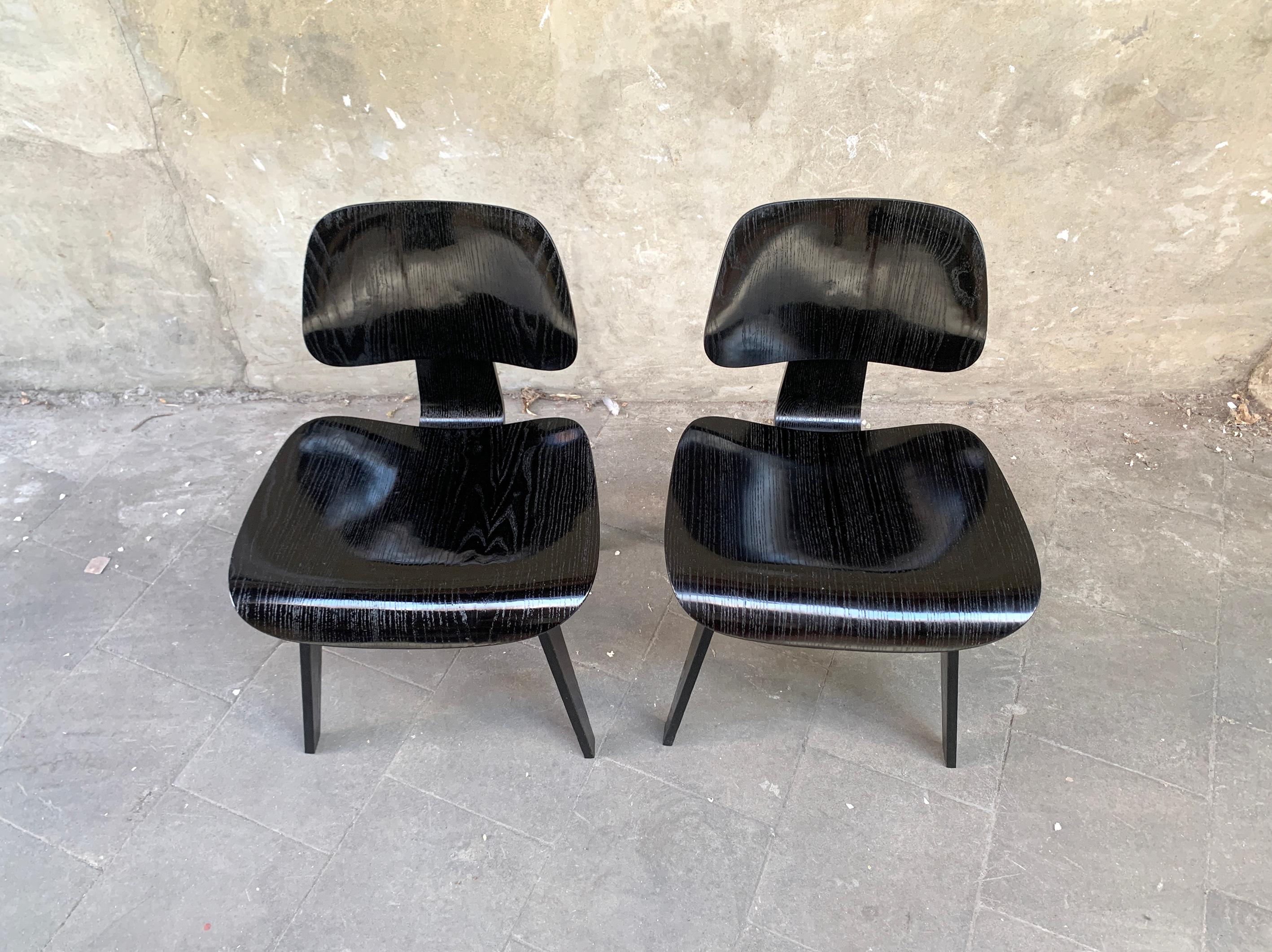 Noyer Paire de chaises de salle à manger DCW en noir par Charles & Ray Eames, Herman Miller 1950s en vente
