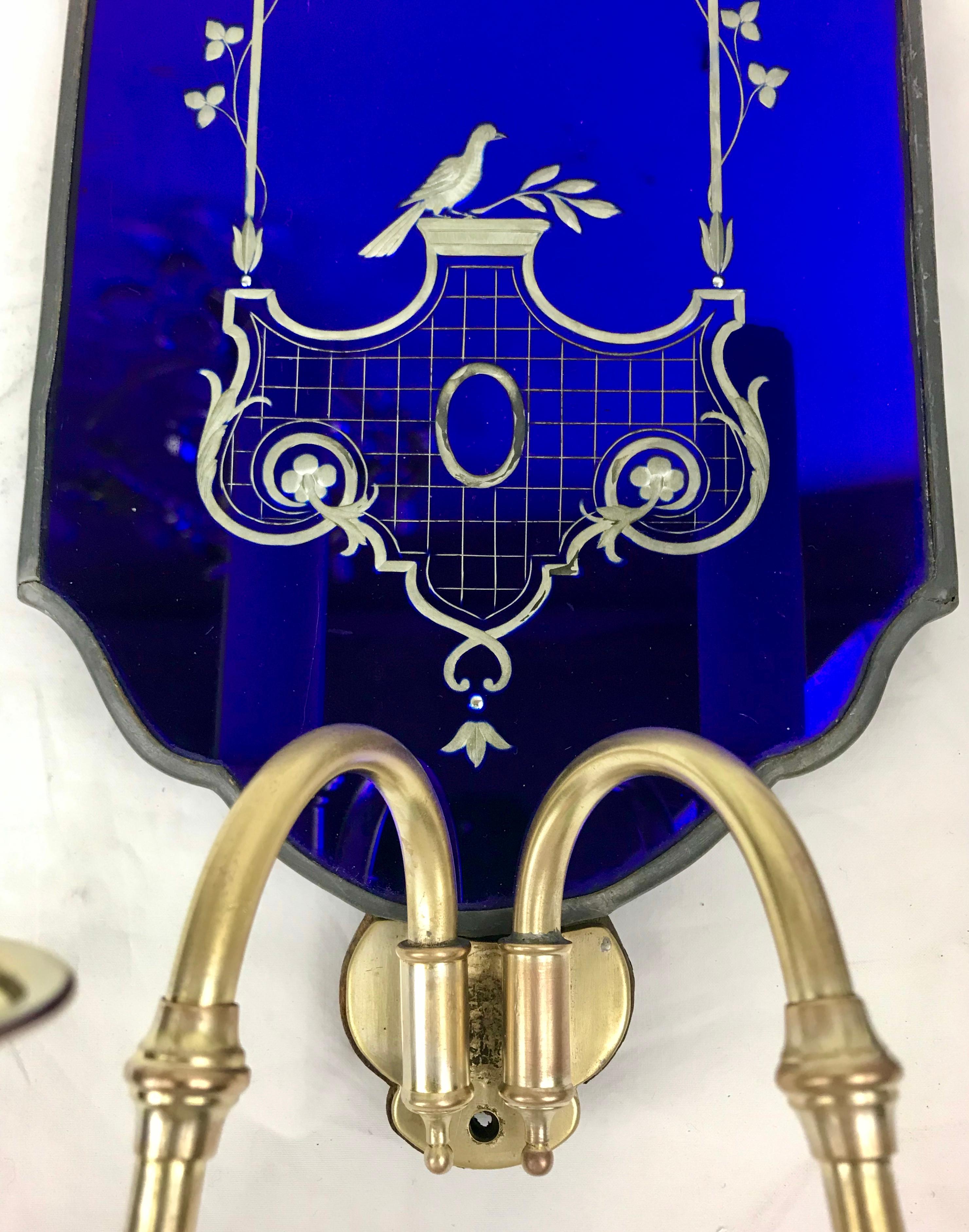 Cette magnifique paire d'appliques à bras jumeaux en miroir présente des motifs finement détaillés gravés à la main, notamment des oiseaux et des fleurs. Ils ont été recâblés et sont prêts à l'emploi.