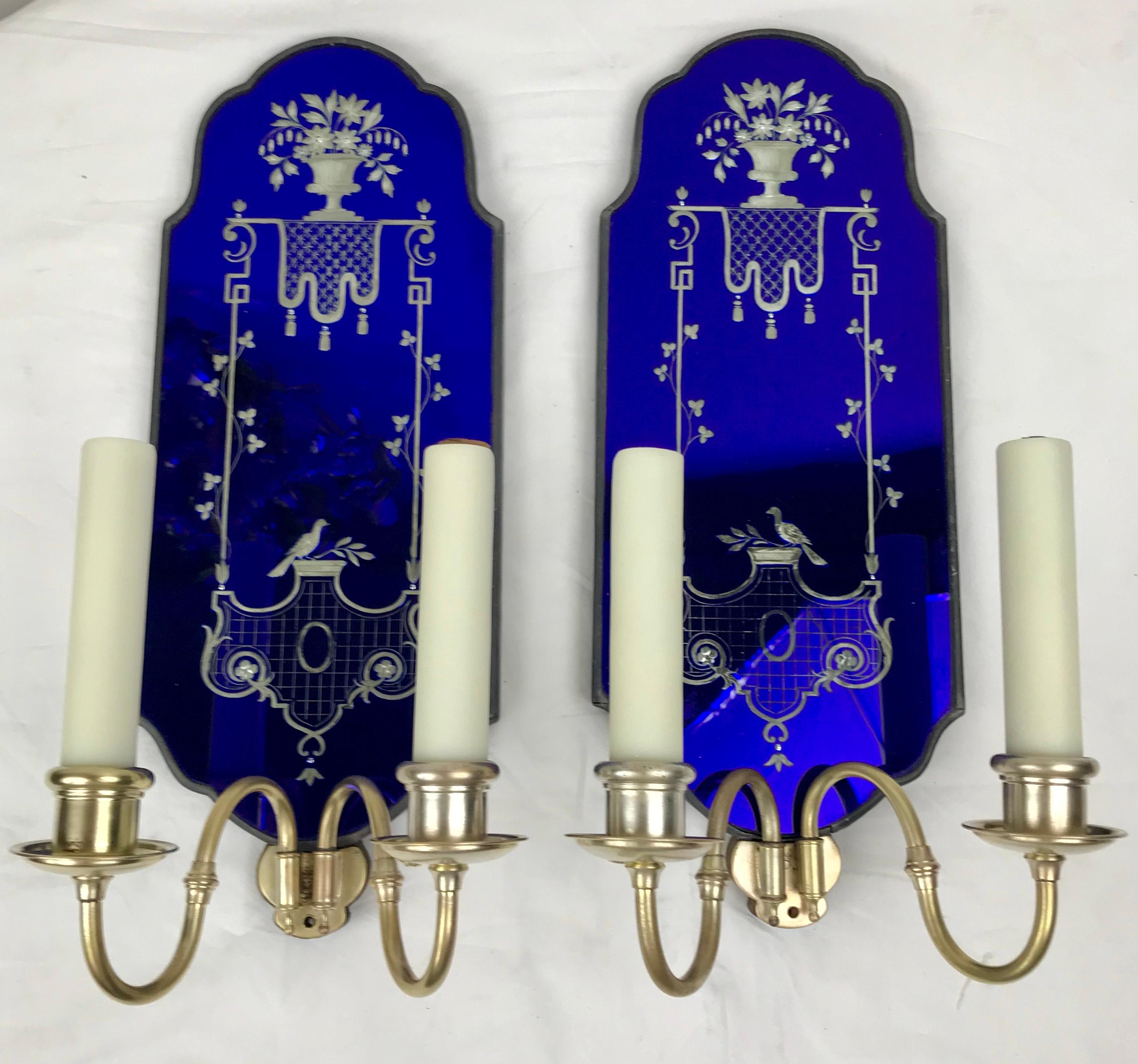 Georgien Paire d'appliques à miroir bleu cobalt de style géorgien précoce avec décoration en forme de roue en vente