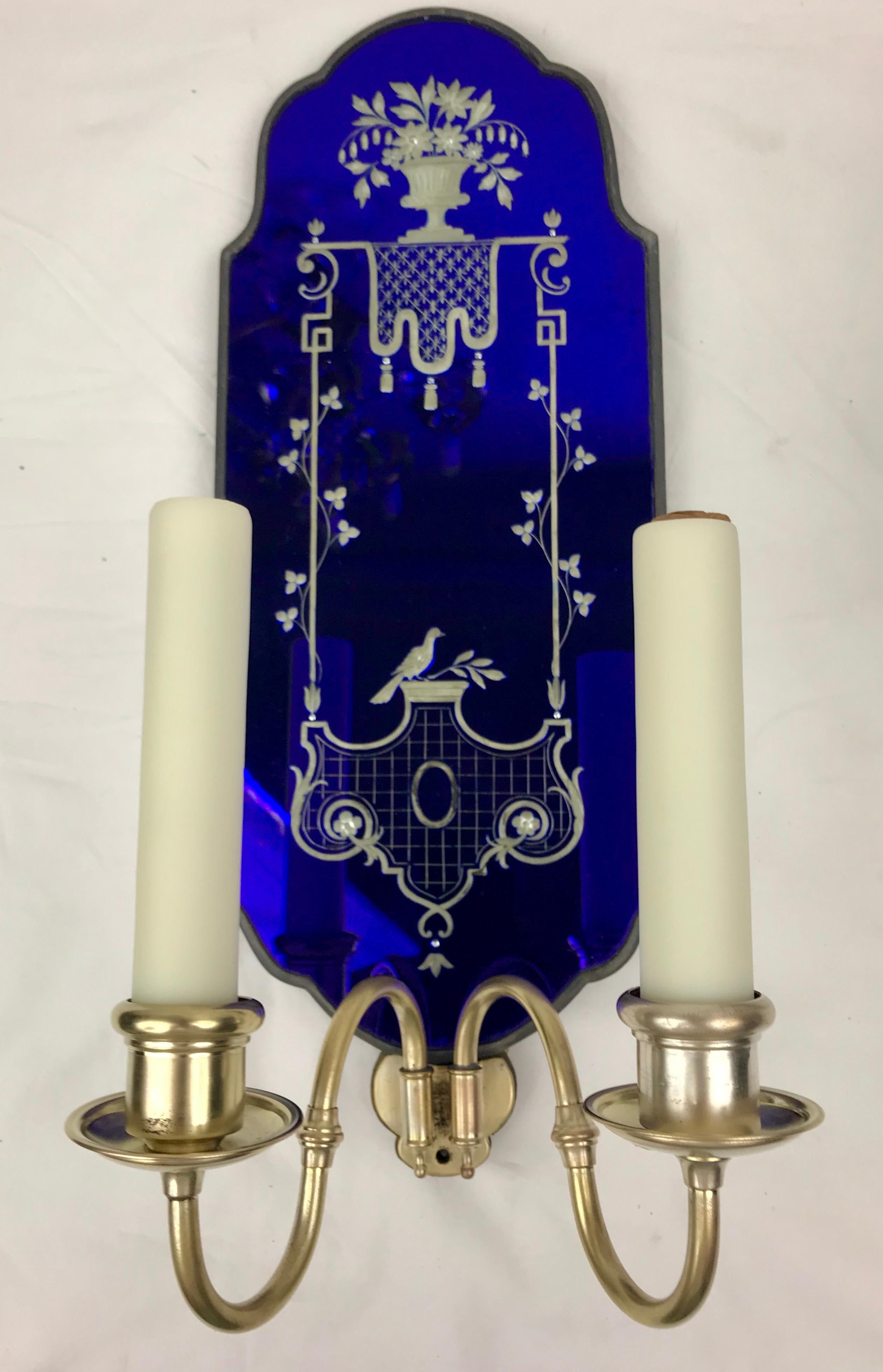 Paire d'appliques à miroir bleu cobalt de style géorgien précoce avec décoration en forme de roue Bon état - En vente à Pittsburgh, PA