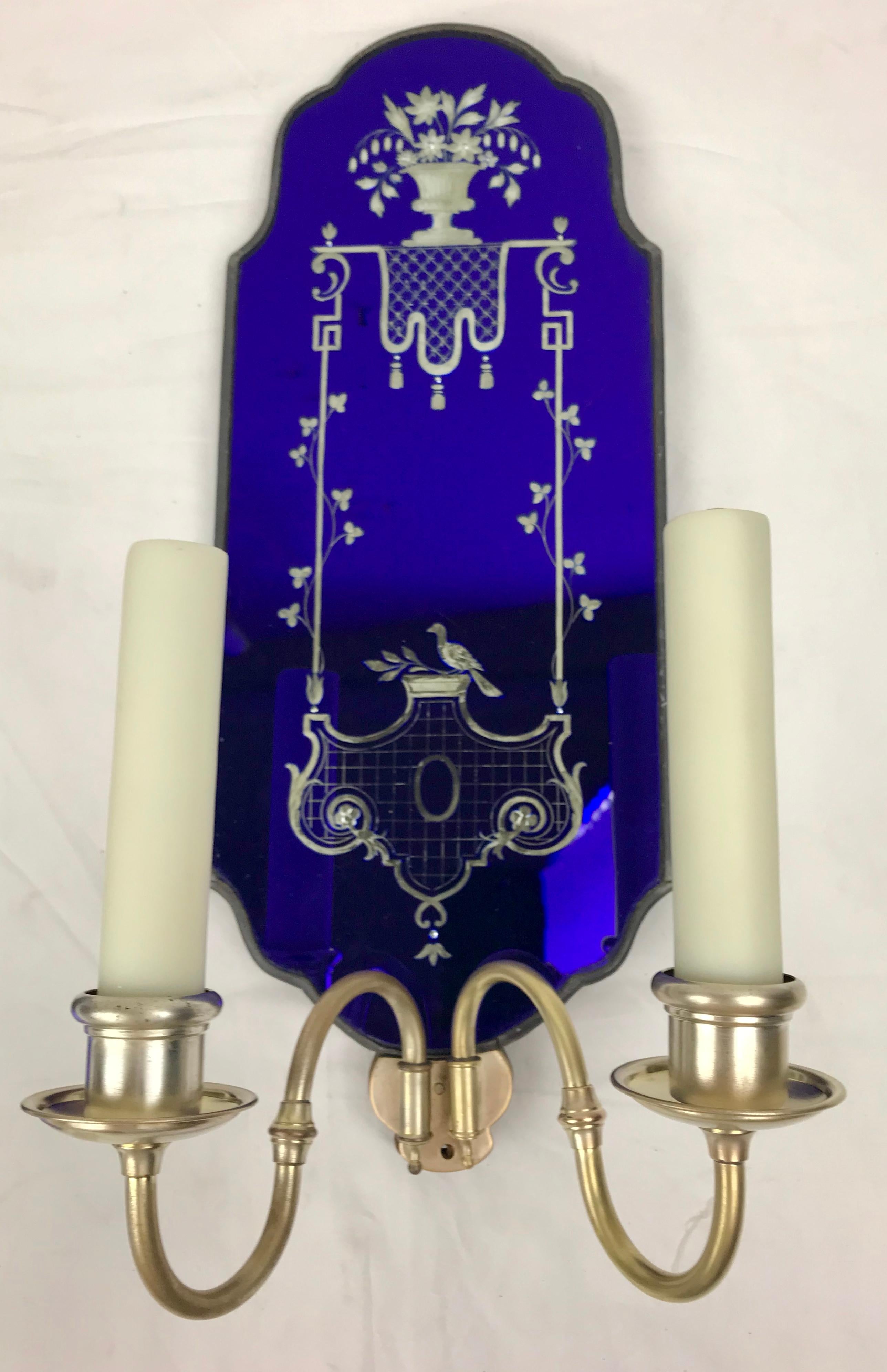 20ième siècle Paire d'appliques à miroir bleu cobalt de style géorgien précoce avec décoration en forme de roue en vente