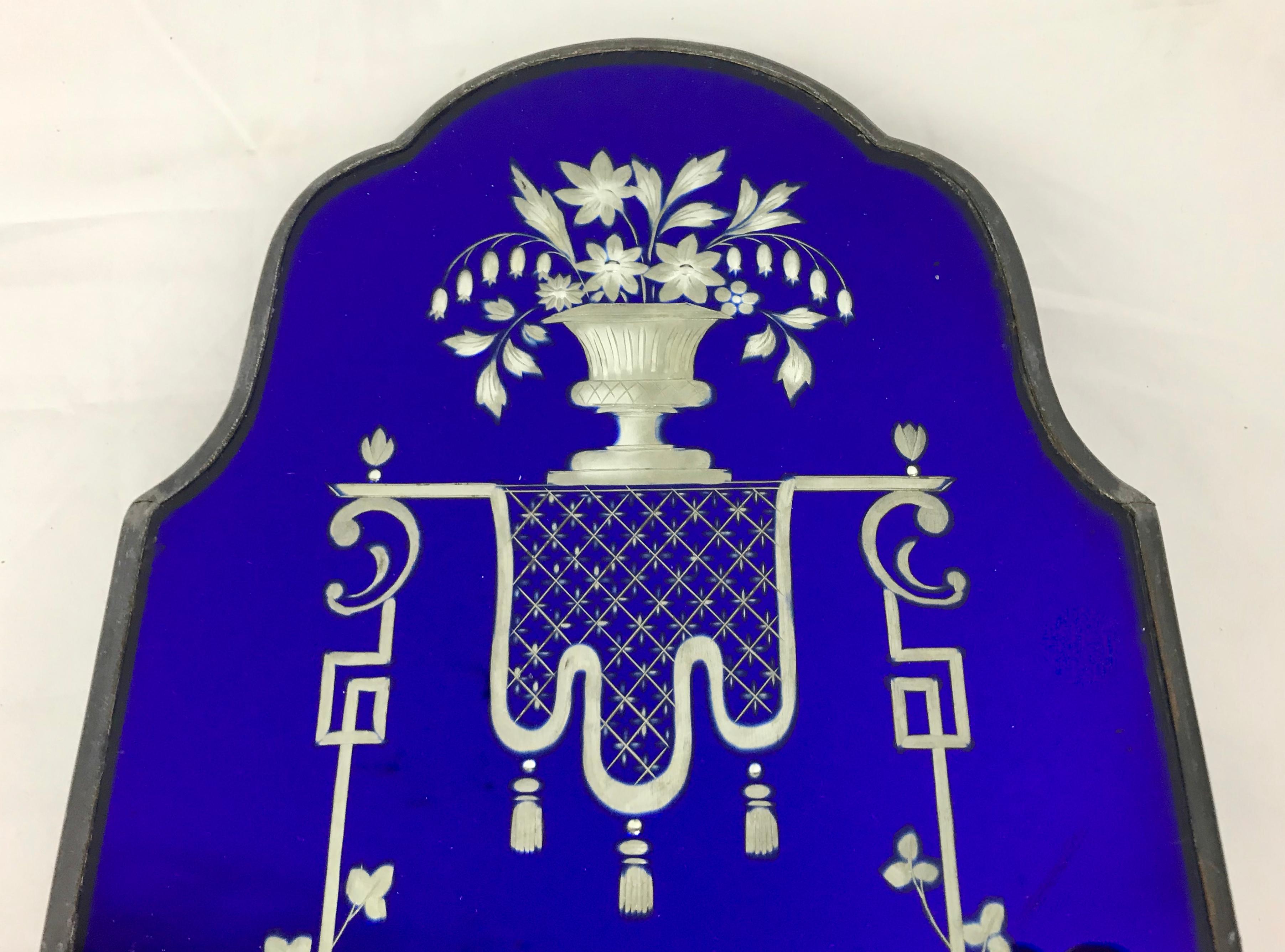 Paire d'appliques à miroir bleu cobalt de style géorgien précoce avec décoration en forme de roue en vente 1