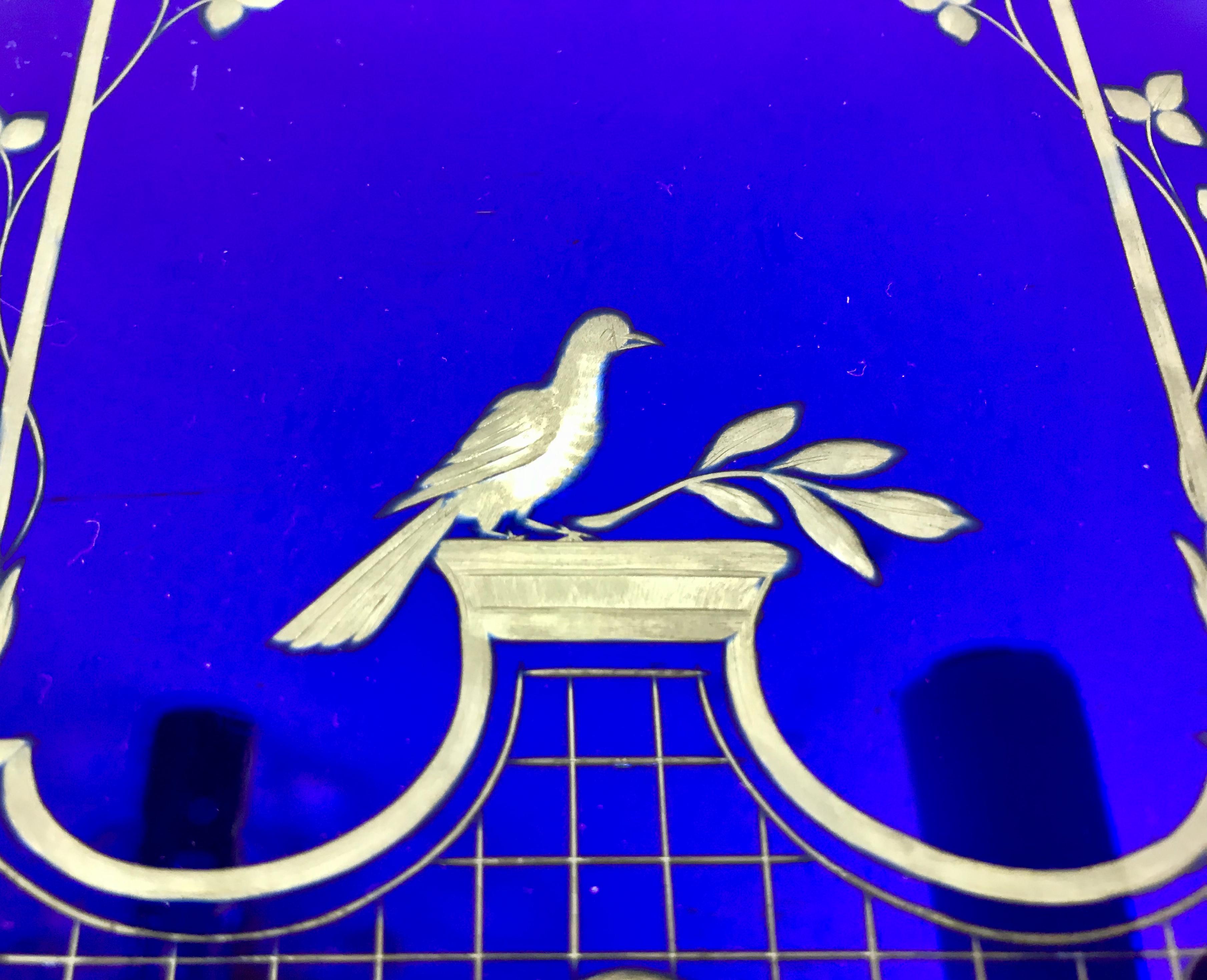 Paire d'appliques à miroir bleu cobalt de style géorgien précoce avec décoration en forme de roue en vente 2
