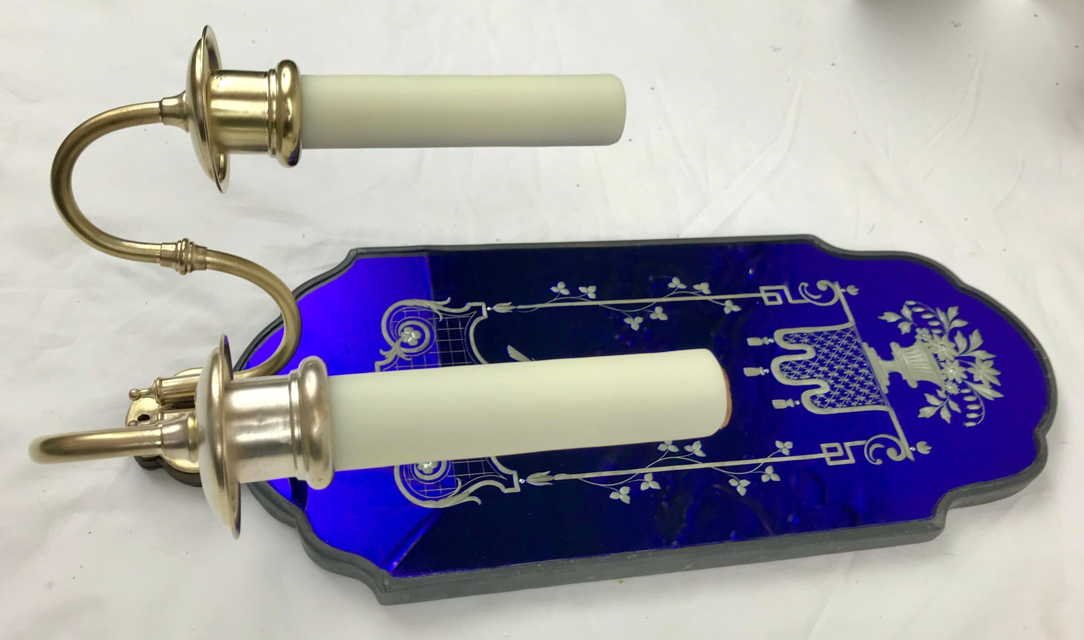 Paire d'appliques à miroir bleu cobalt de style géorgien précoce avec décoration en forme de roue en vente 3