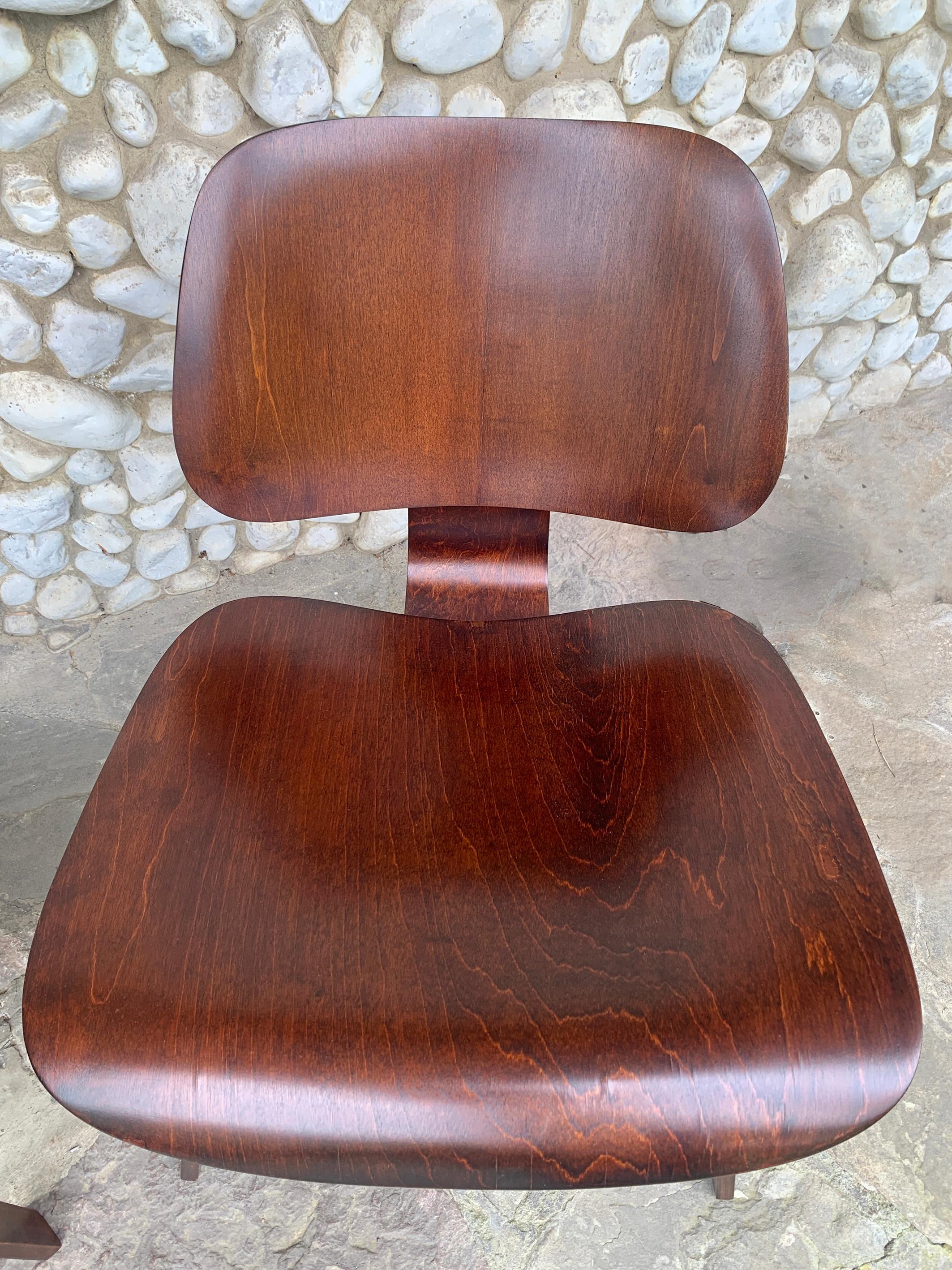Veneer Pair Early LCW Lounge Chairs in Walnut, Charles & Ray Eames Herman Miller 1950s