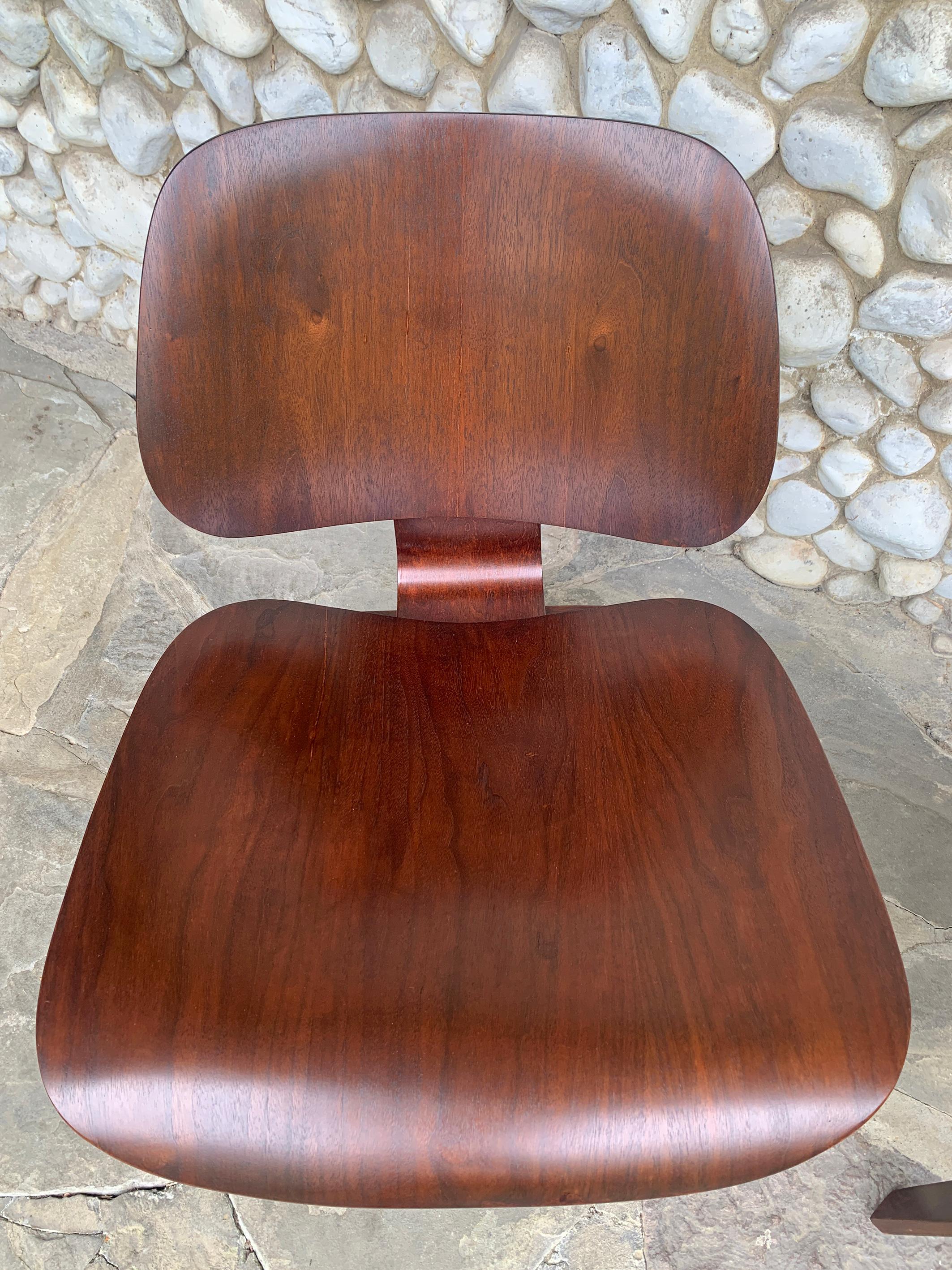 Pair Early LCW Lounge Chairs in Walnut, Charles & Ray Eames Herman Miller 1950s In Good Condition In Vorst, BE
