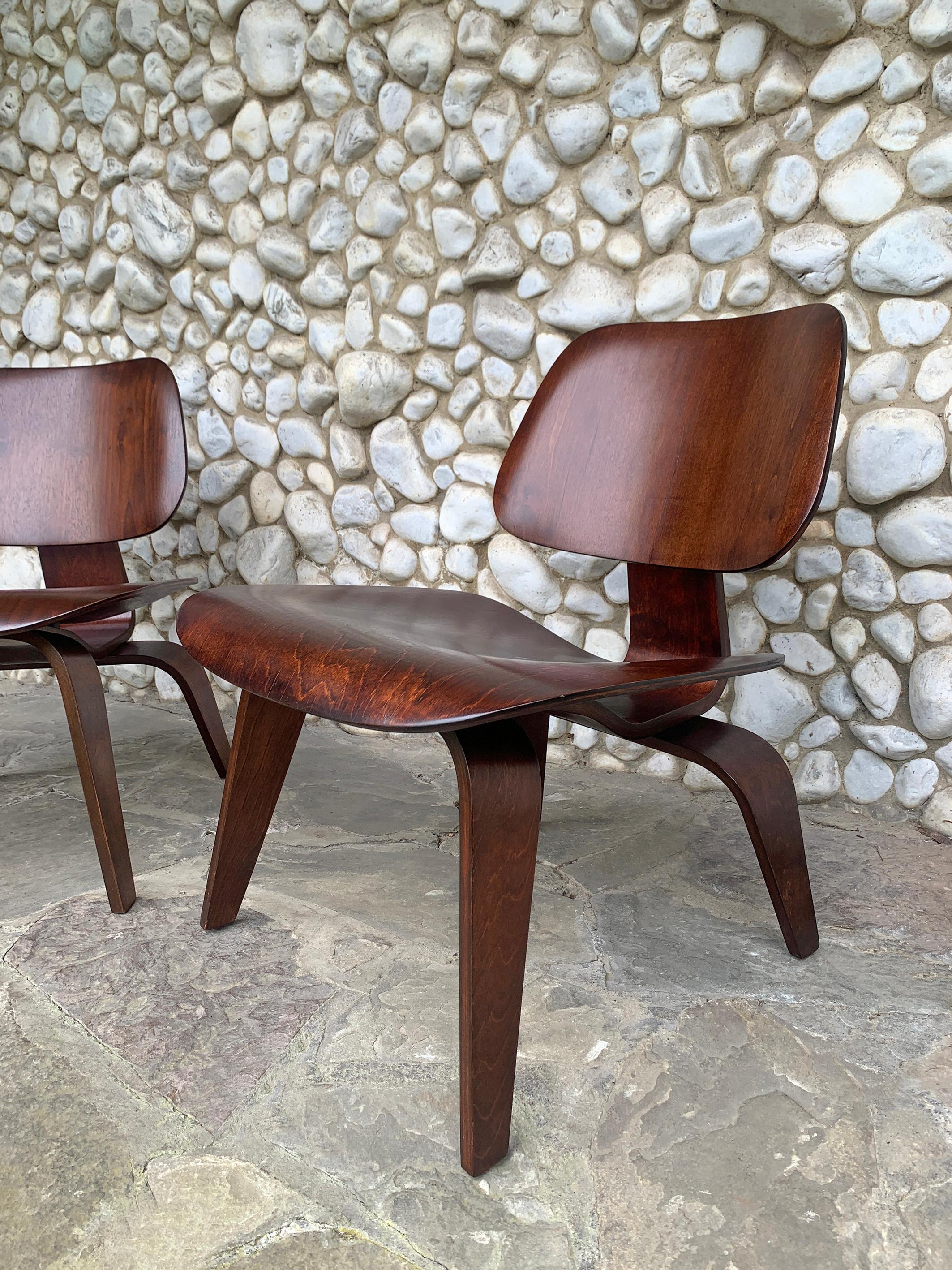 Plywood Pair Early LCW Lounge Chairs in Walnut, Charles & Ray Eames Herman Miller 1950s
