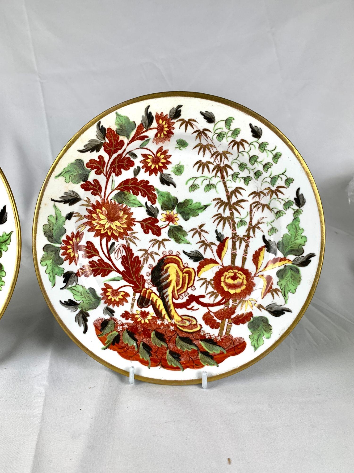 Paar frühe Minton-Porzellanteller, handbemalt und mit Fledermausdruck bedruckt, England ca. 1805 (Handbemalt) im Angebot