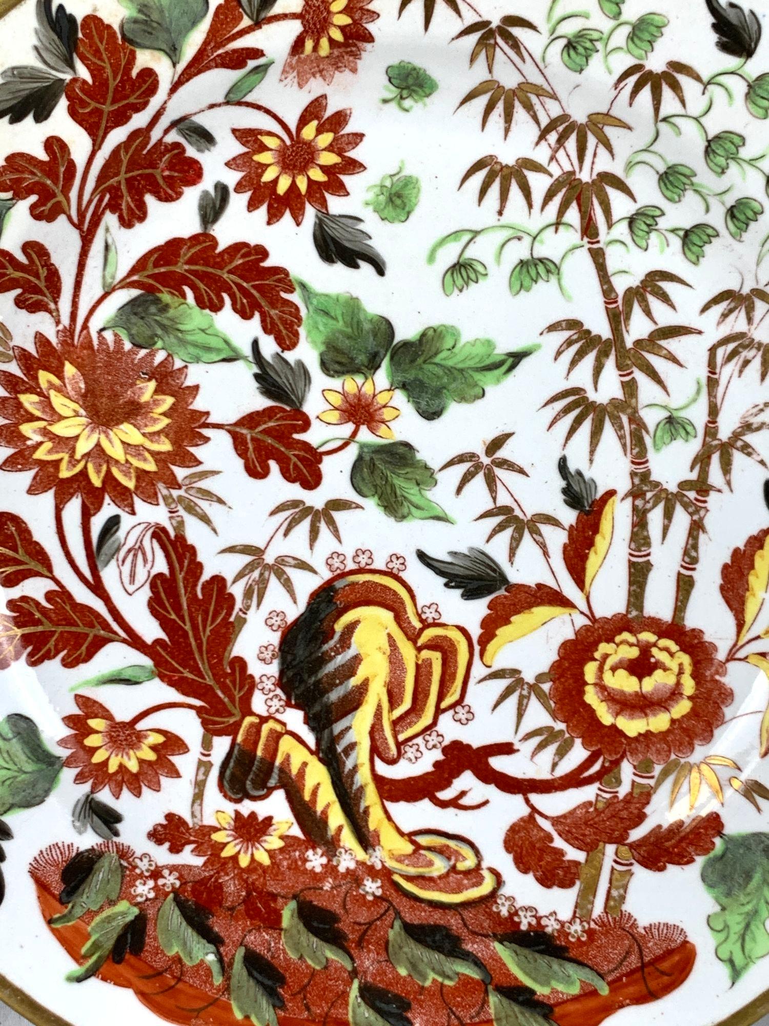 Paar frühe Minton-Porzellanteller, handbemalt und mit Fledermausdruck bedruckt, England ca. 1805 im Zustand „Hervorragend“ im Angebot in Katonah, NY