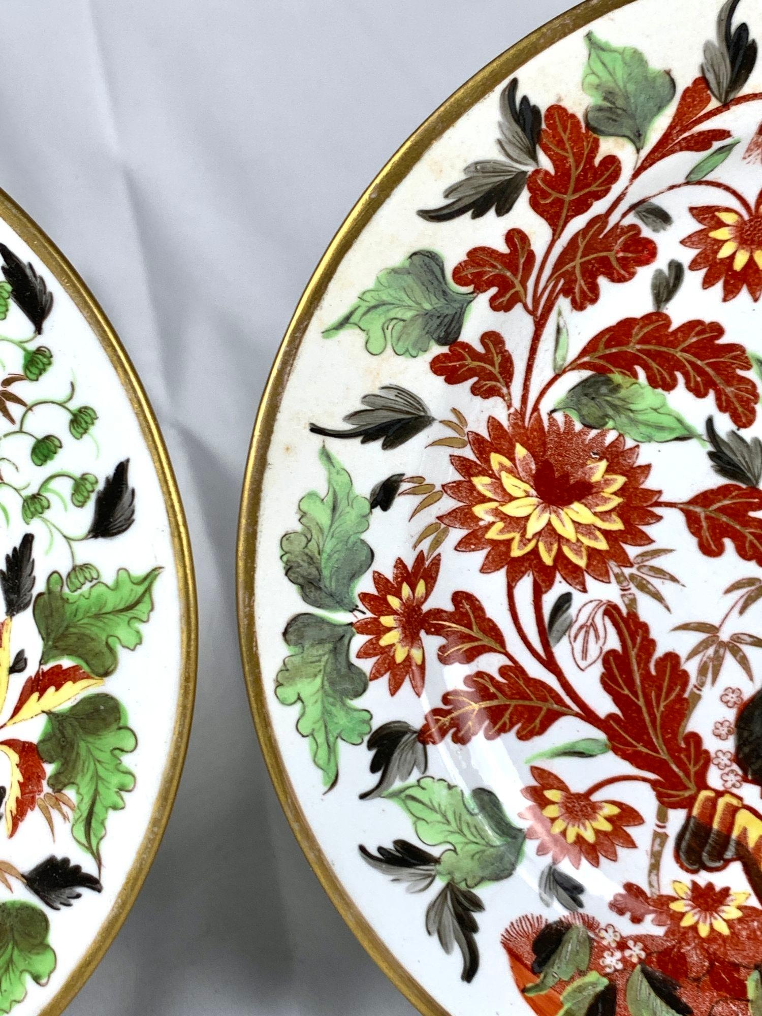Paar frühe Minton-Porzellanteller, handbemalt und mit Fledermausdruck bedruckt, England ca. 1805 im Angebot 1