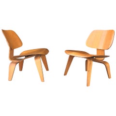 Paar Eames L C W's aus früher Produktion:: 5-2-5-Schrauben-Konfiguration