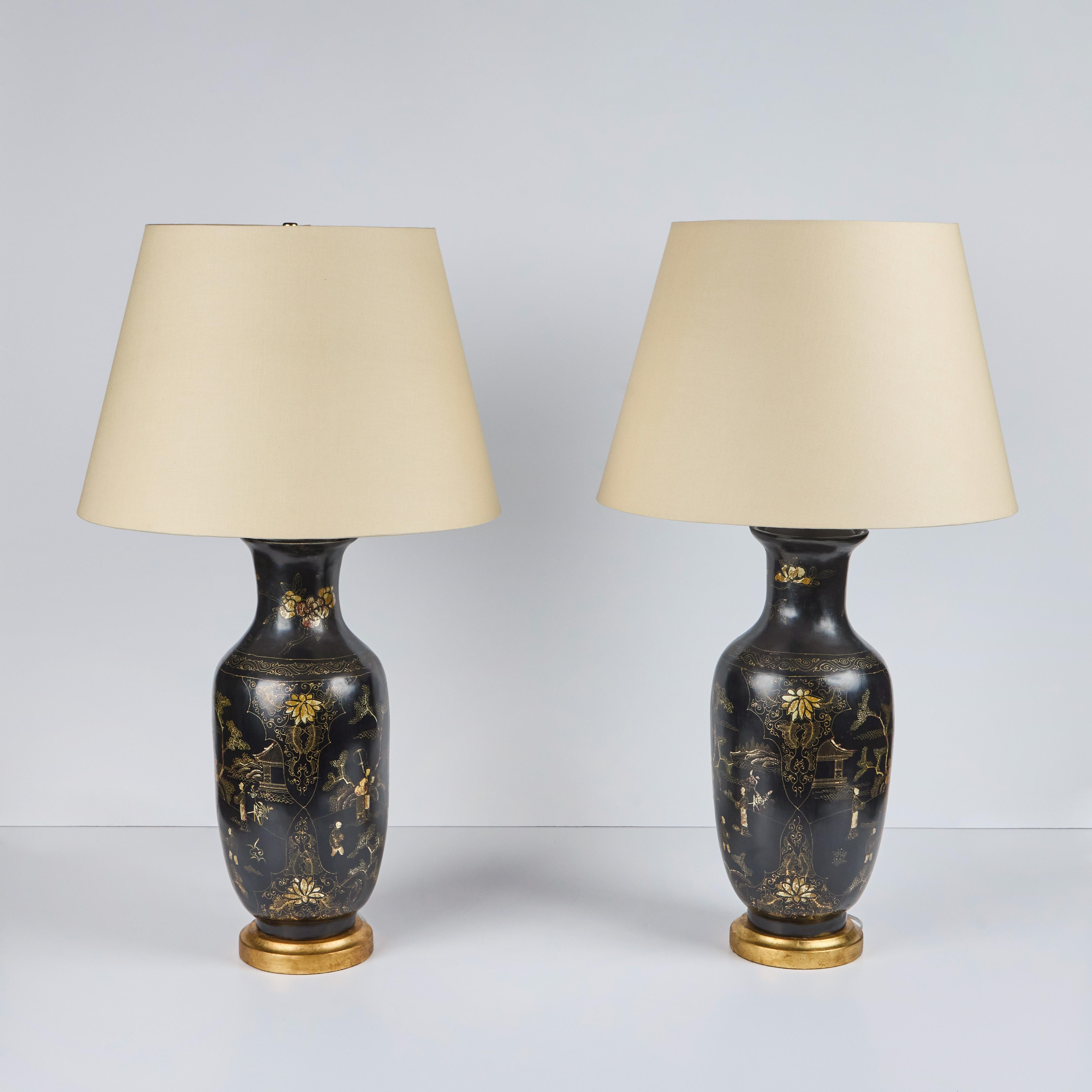 Paar Chinoiserie-Lampen aus ebonisiertem Holz mit Dekoration (Ebonisiert) im Angebot