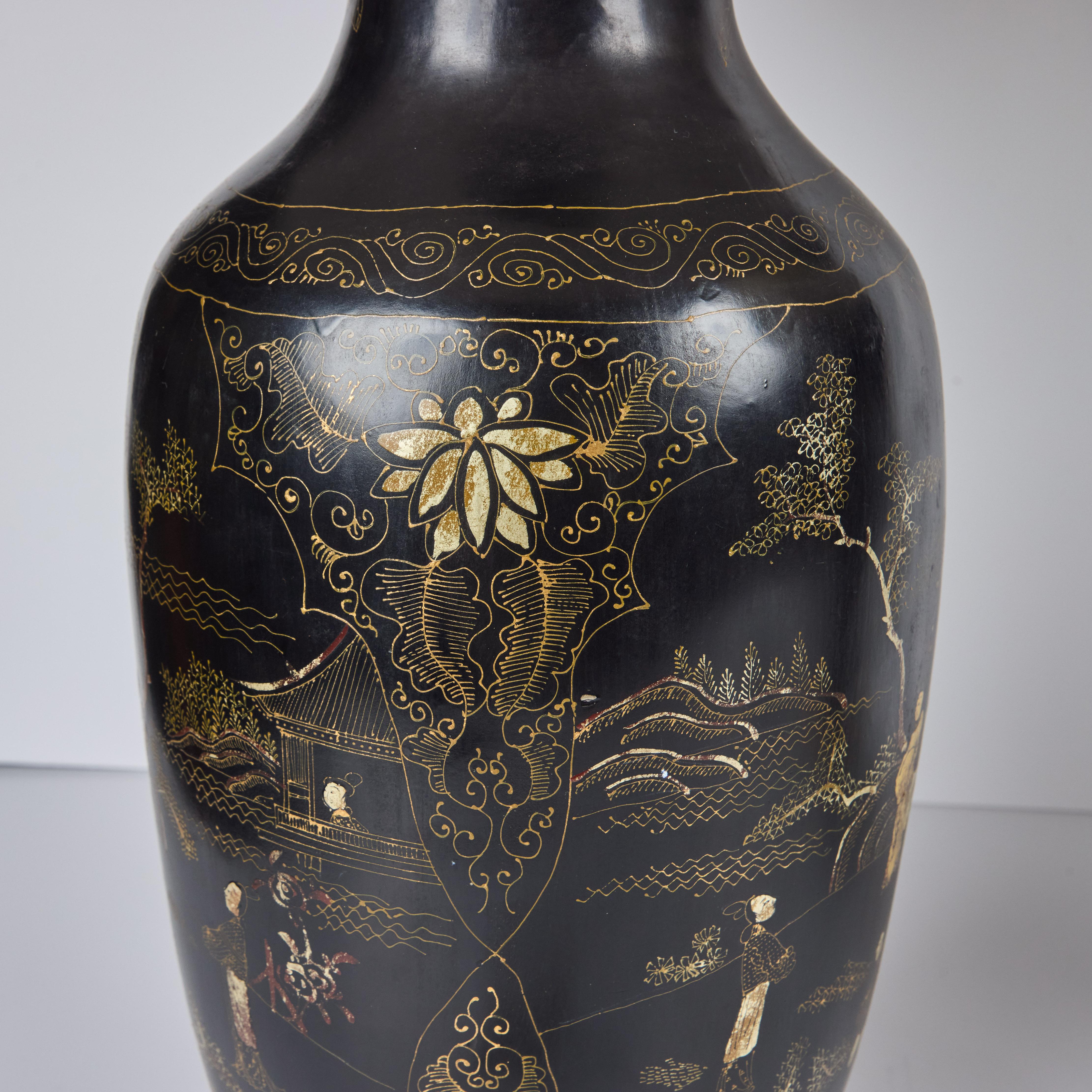 Paar Chinoiserie-Lampen aus ebonisiertem Holz mit Dekoration im Zustand „Gut“ im Angebot in Los Angeles, CA