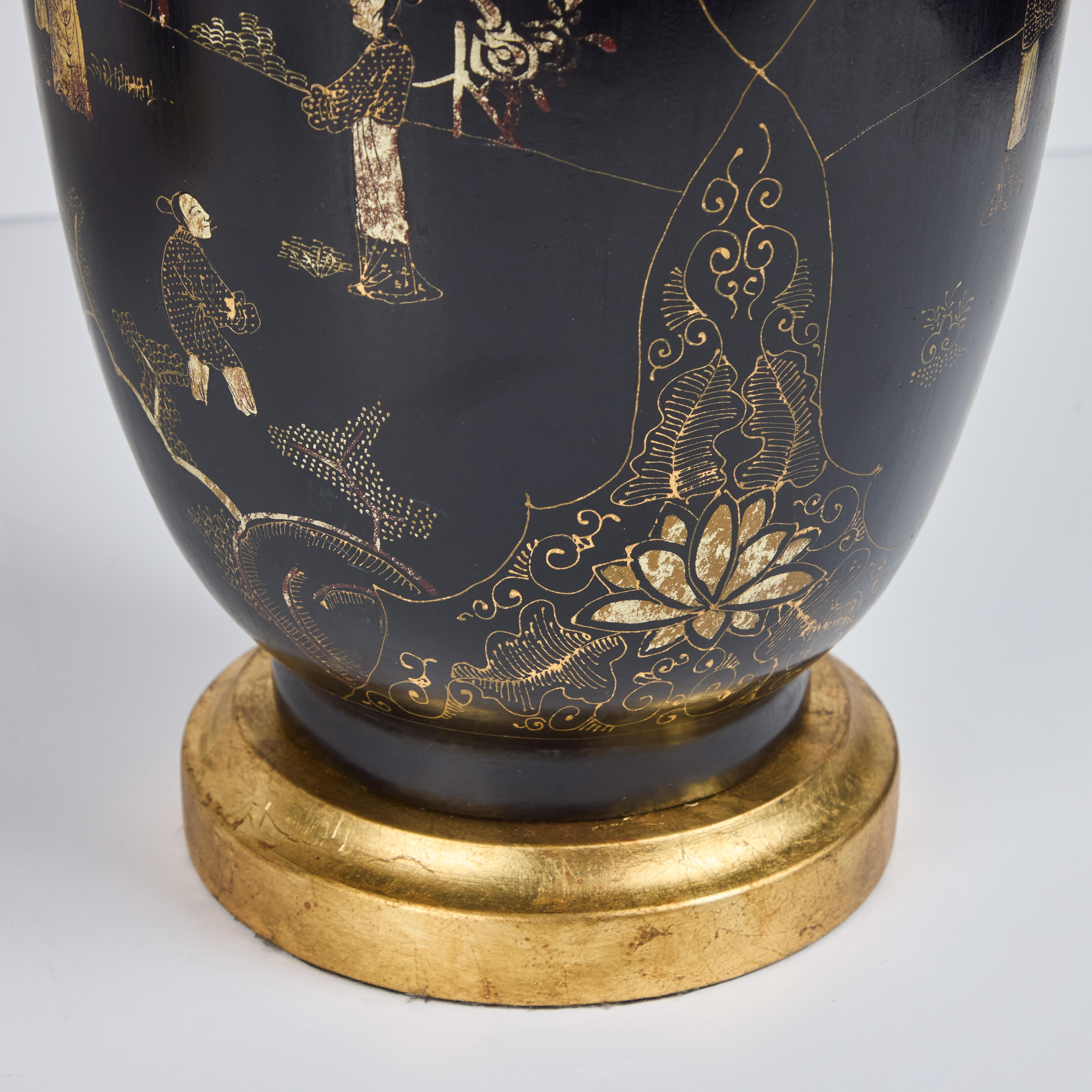 Paar Chinoiserie-Lampen aus ebonisiertem Holz mit Dekoration im Angebot 1