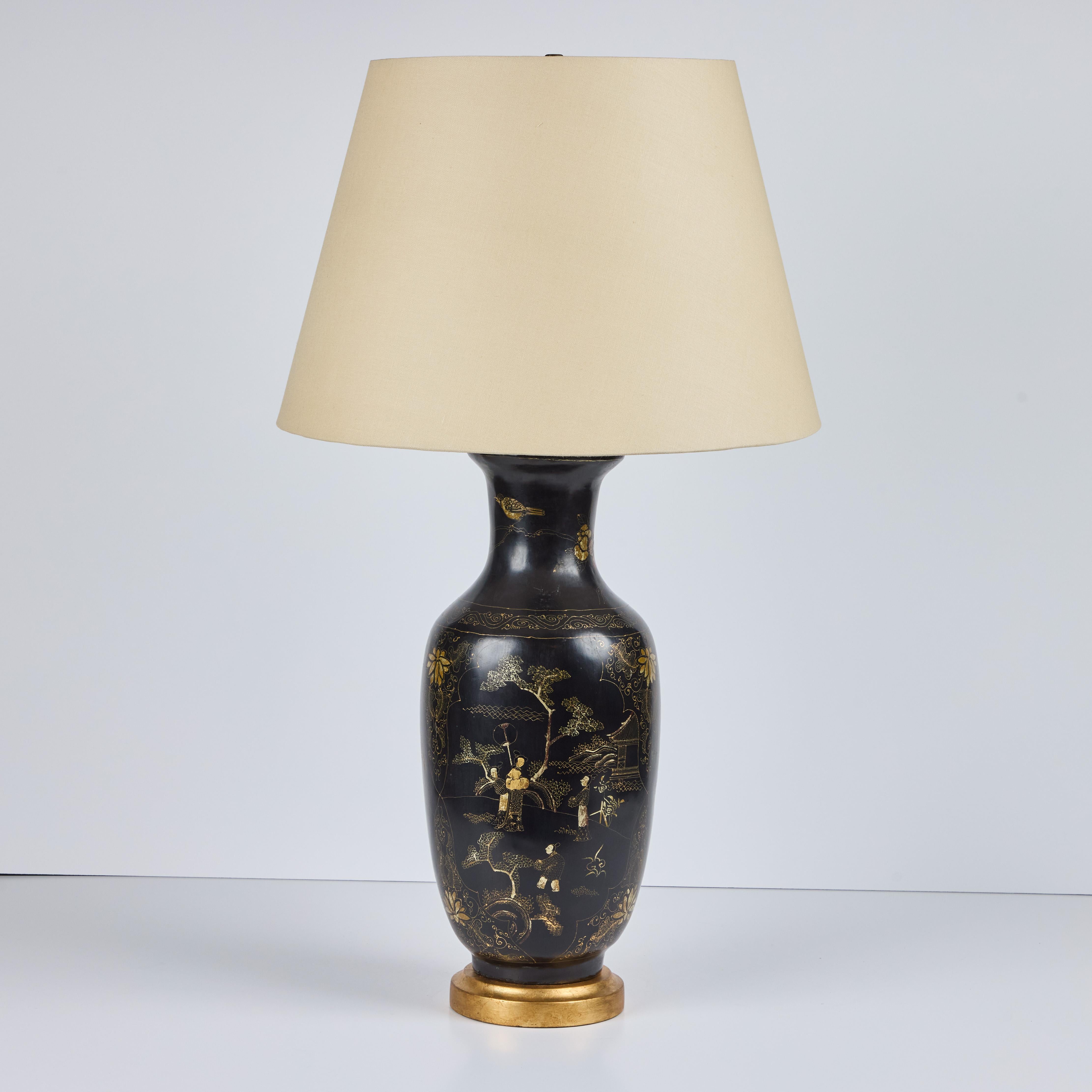 Paar Chinoiserie-Lampen aus ebonisiertem Holz mit Dekoration im Angebot 2