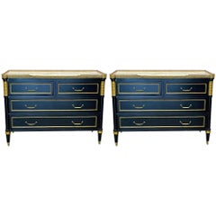 Paire de commodes/de tables de nuit en ébène de style Hollywood Regency de Jansen, dessus en marbre