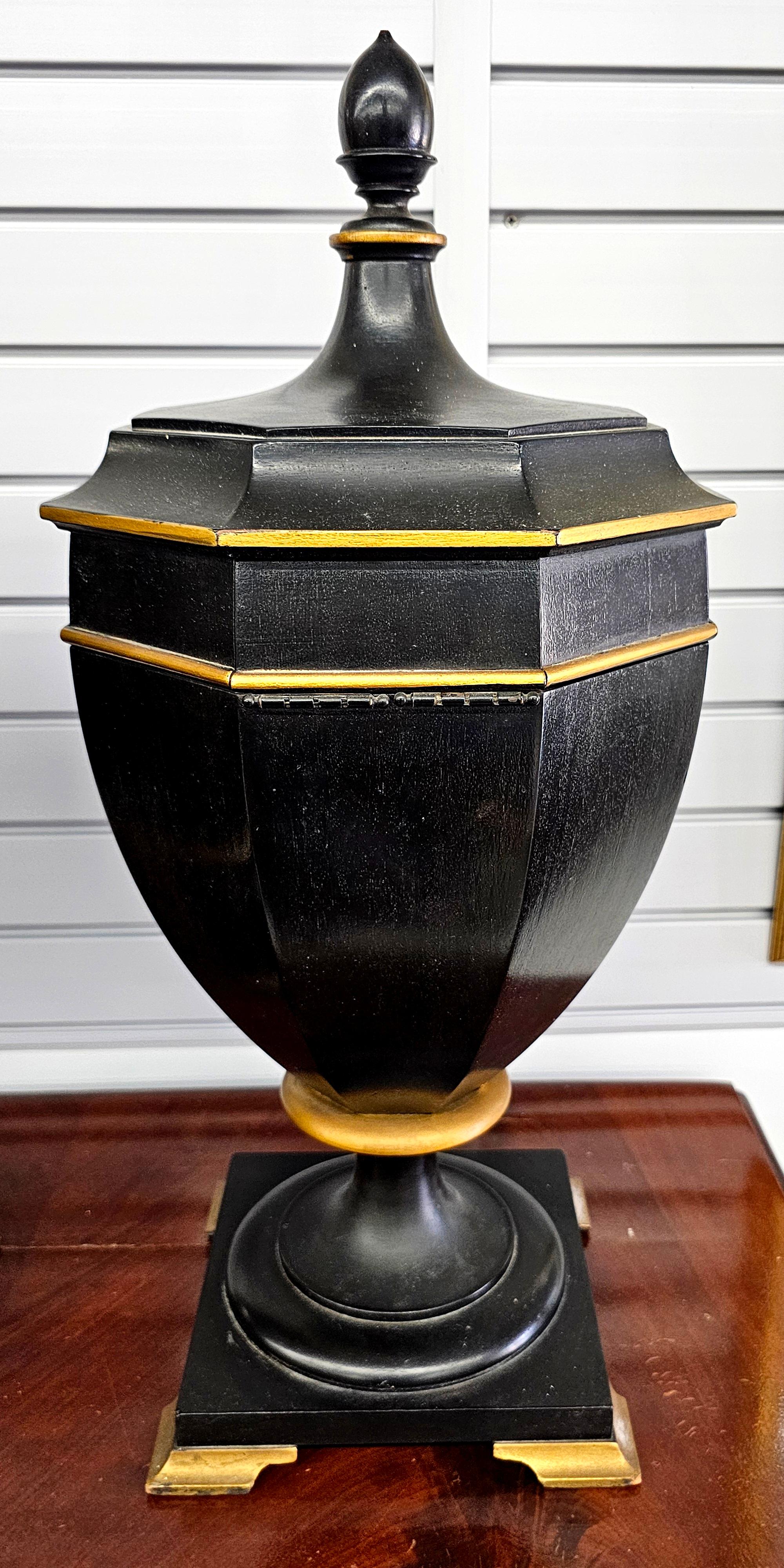 Paire d'urnes couvertes en acajou ébonisé et doré de l'époque édouardienne, C.I.C. 1910 en vente 8