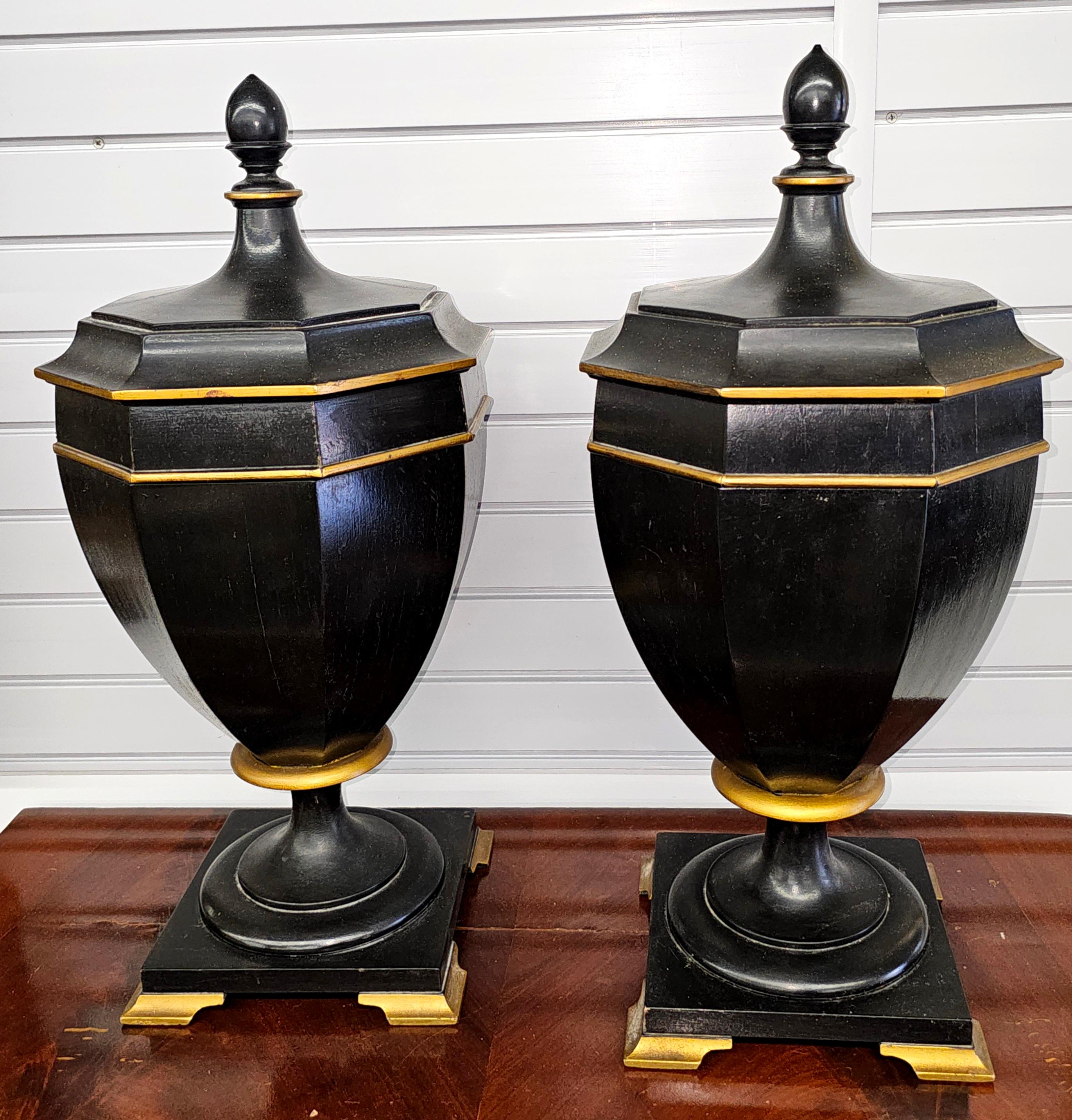 Paire d'urnes couvertes en acajou ébonisé et doré de l'époque édouardienne, C.I.C. 1910 Bon état - En vente à Germantown, MD