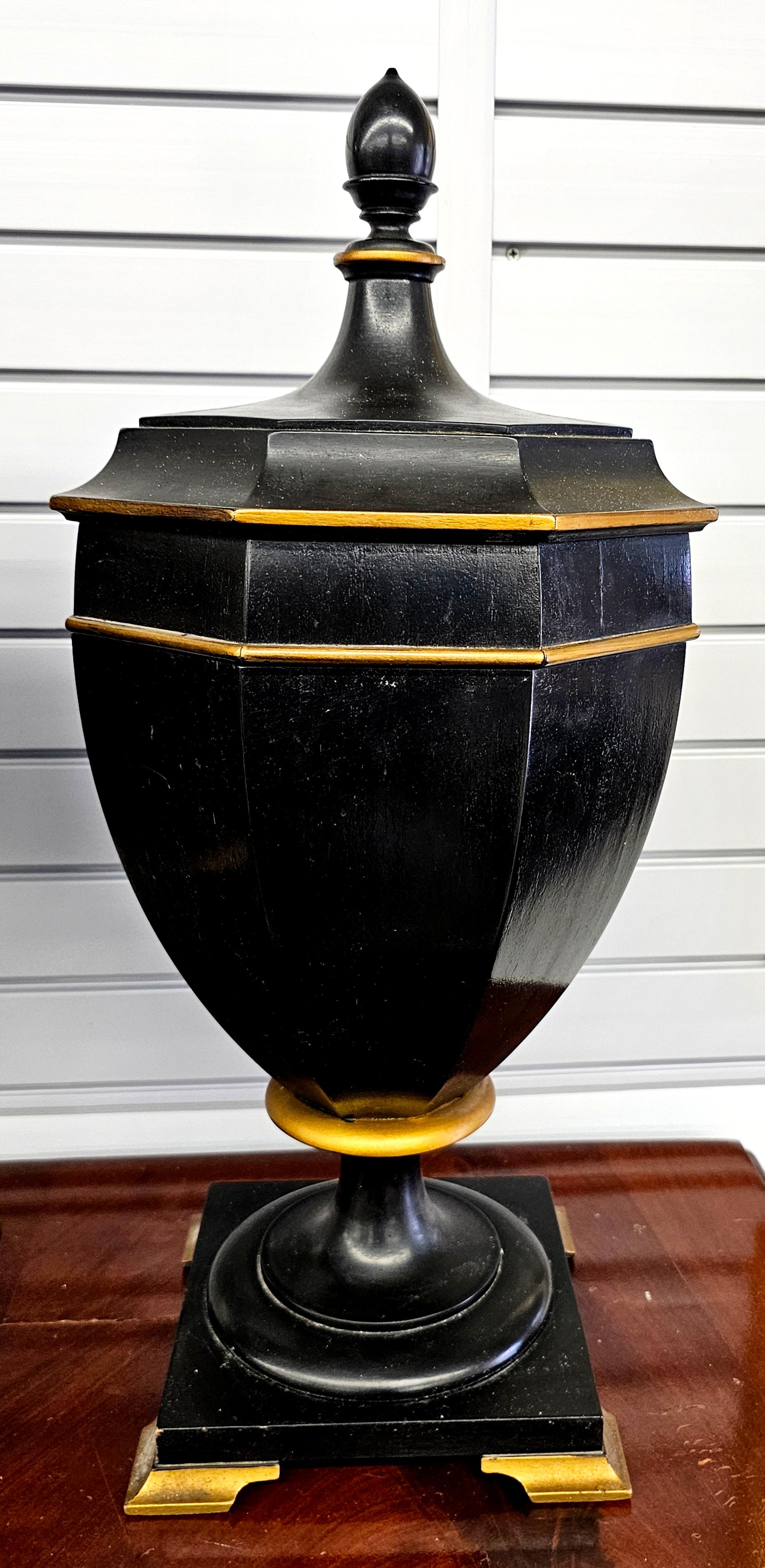 20ième siècle Paire d'urnes couvertes en acajou ébonisé et doré de l'époque édouardienne, C.I.C. 1910 en vente