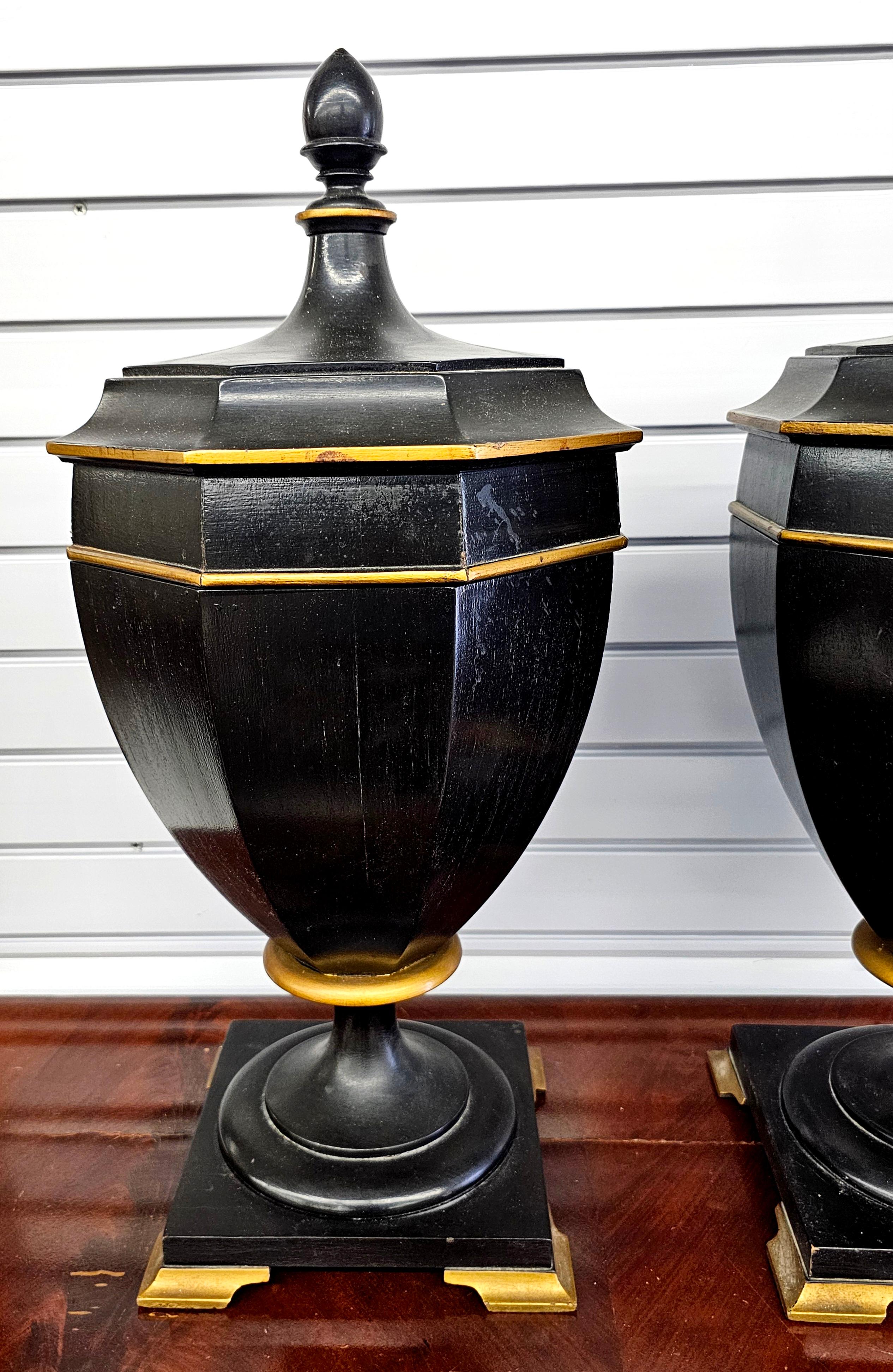 Acajou Paire d'urnes couvertes en acajou ébonisé et doré de l'époque édouardienne, C.I.C. 1910 en vente