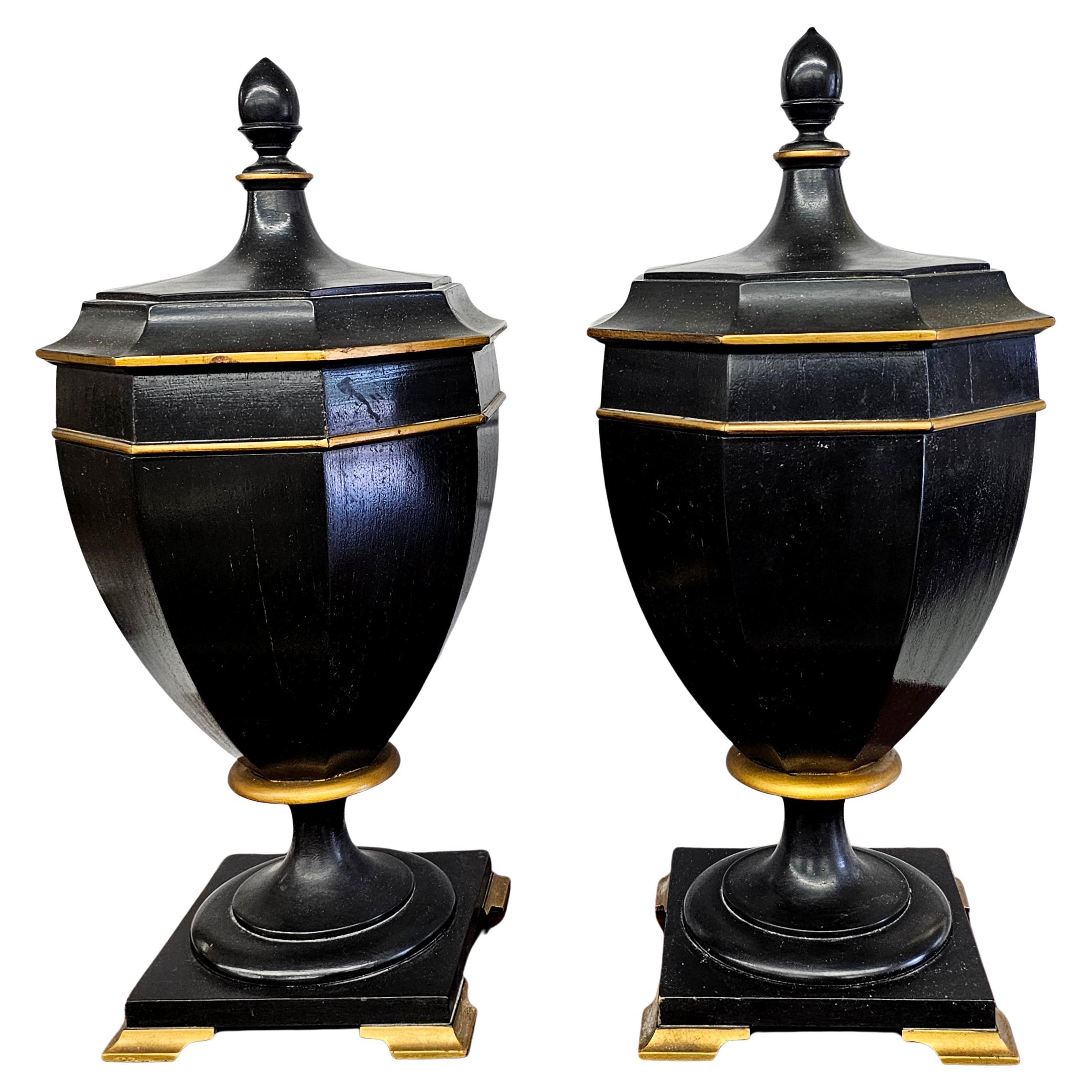Paire d'urnes couvertes en acajou ébonisé et doré de l'époque édouardienne, C.I.C. 1910 en vente