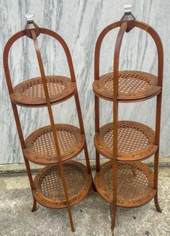 Paire de muffins édouardiens en bois de citronnier avec fleurs peintes à la main et fleurs en verre