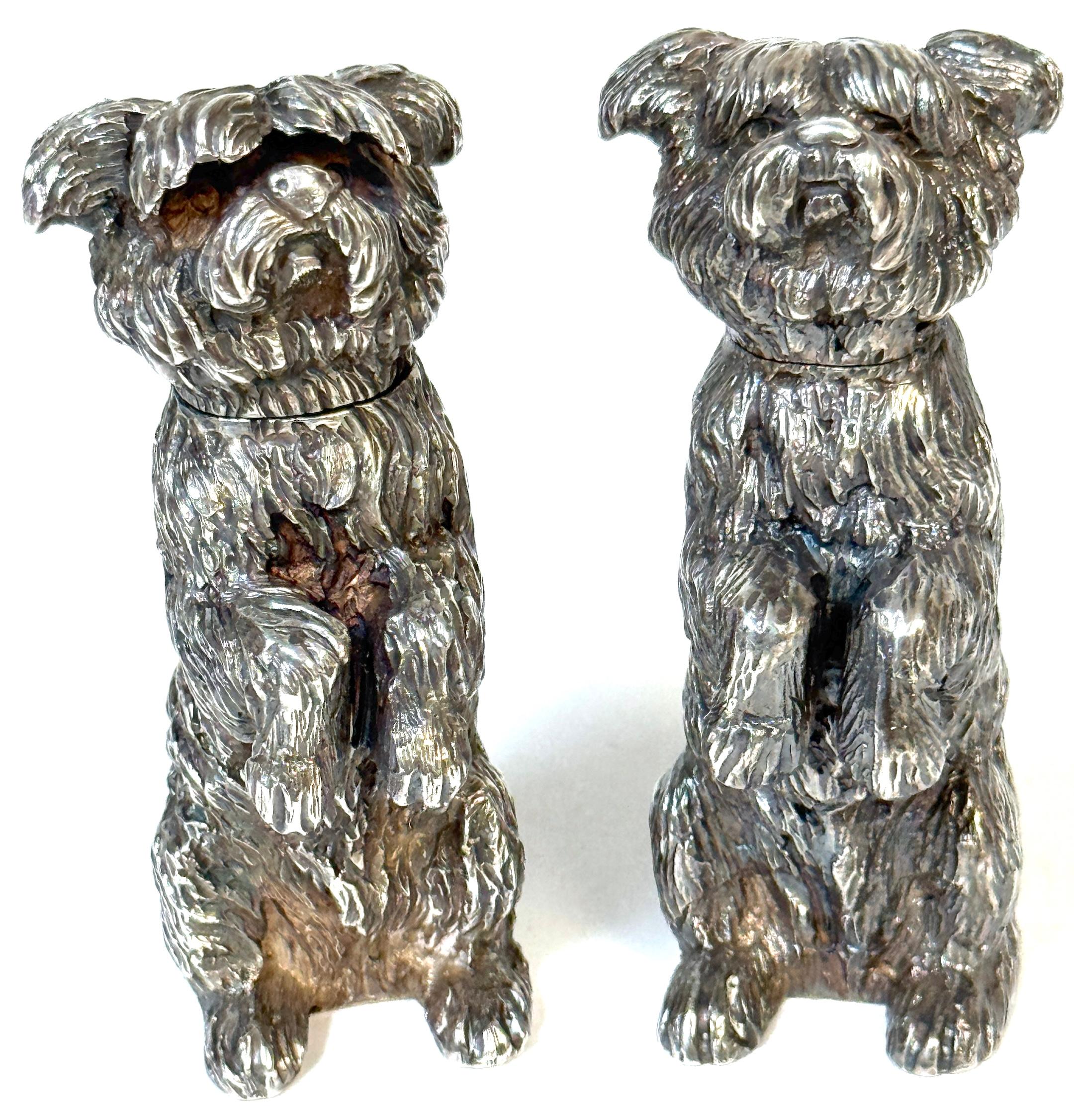 Paar edwardianische Sterling-Terrier-Pfeffertöpfe, London, Jonathan Howell, 1906/1913

Dieses skurrile Paar neuartiger Shakers aus Sterlingsilber, modelliert als sitzende Terrier in einer 