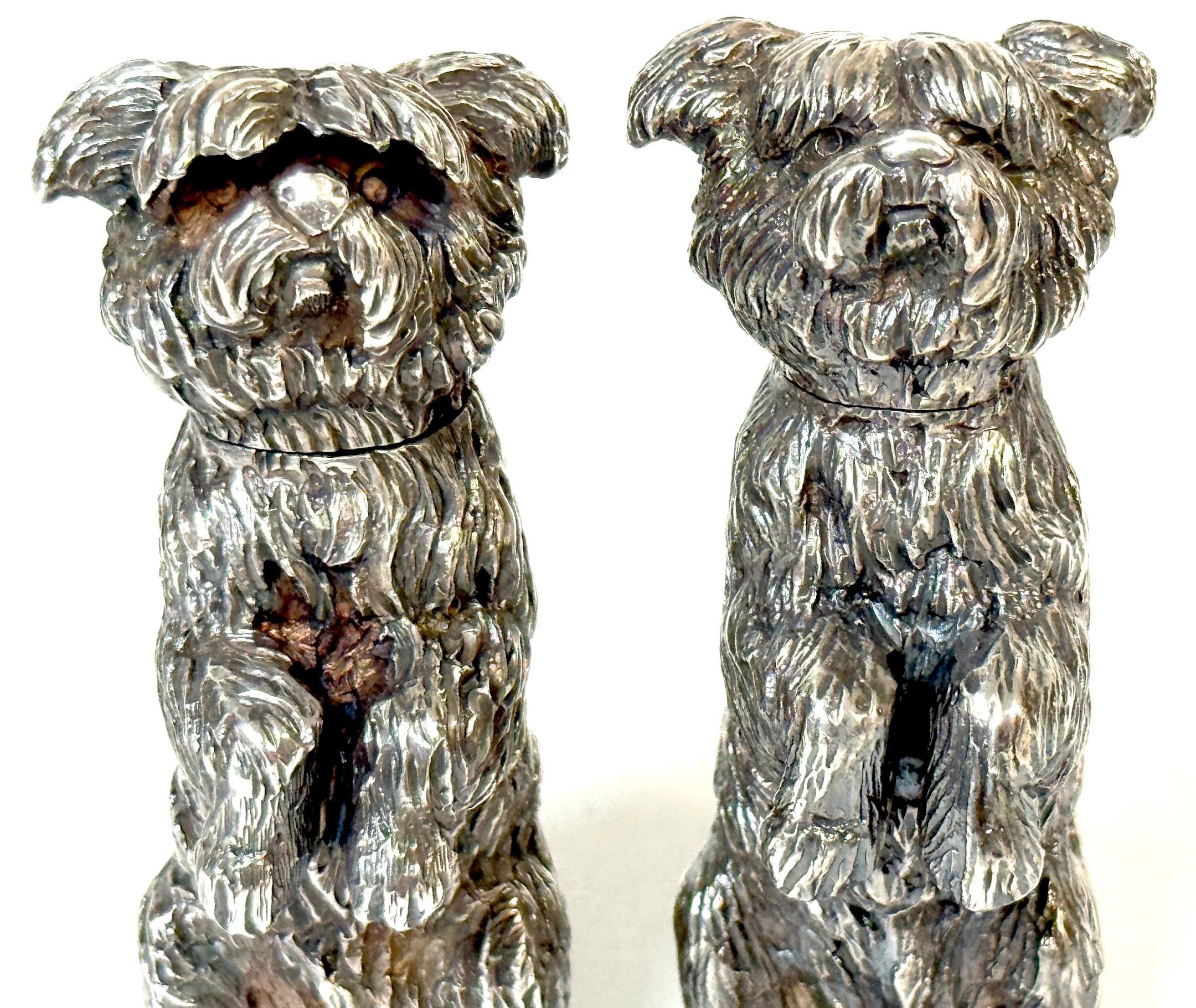 Paar Edwardian Sterling Terrier Salz & Pfeffer London, Jonathan Howell, 1906/1913 (Englisch) im Angebot